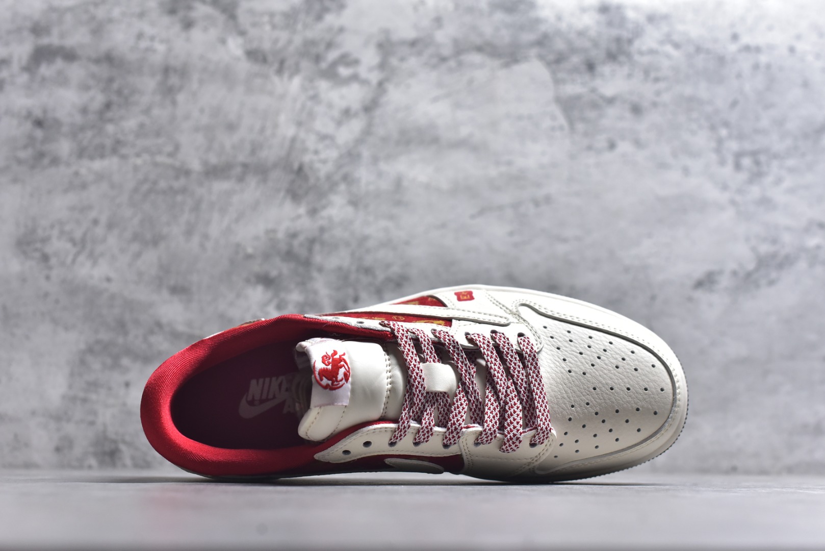 图片[4]-#马年红运 潮履登场AIR JORDAN 1 以红白撞色呼应2026丙午马年主题，鞋身红色区域满印金色萌马图案，搭配“丙午”印章与“2026”标识，国风氛围拉满。头层皮革打造细腻质感，透气孔设计兼顾舒适，可拆卸红色织带增添穿搭层次。无论是春节出行还是日常街头，都能让你成为焦点，红运与潮感兼备，轻松拿捏新年氛围感穿搭。 货号：FC1688-252 尺码：36 36.5 37.5 38 38.5 39 40 40.5 41 42 42.5 43 44 44.5 45-选品中心