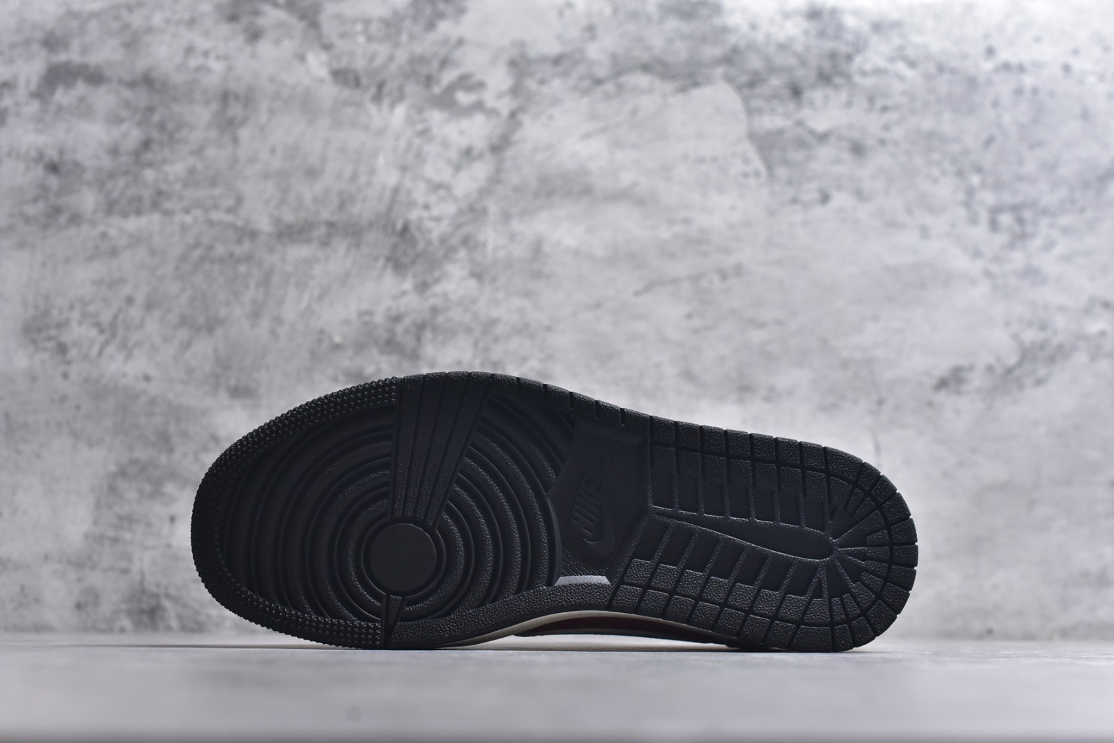 图片[6]-#马年红运 潮履登场AIR JORDAN 1 以红白撞色呼应2026丙午马年主题，鞋身红色区域满印金色萌马图案，搭配“丙午”印章与“2026”标识，国风氛围拉满。头层皮革打造细腻质感，透气孔设计兼顾舒适，可拆卸红色织带增添穿搭层次。无论是春节出行还是日常街头，都能让你成为焦点，红运与潮感兼备，轻松拿捏新年氛围感穿搭。 货号：FC1688-252 尺码：36 36.5 37.5 38 38.5 39 40 40.5 41 42 42.5 43 44 44.5 45-选品中心