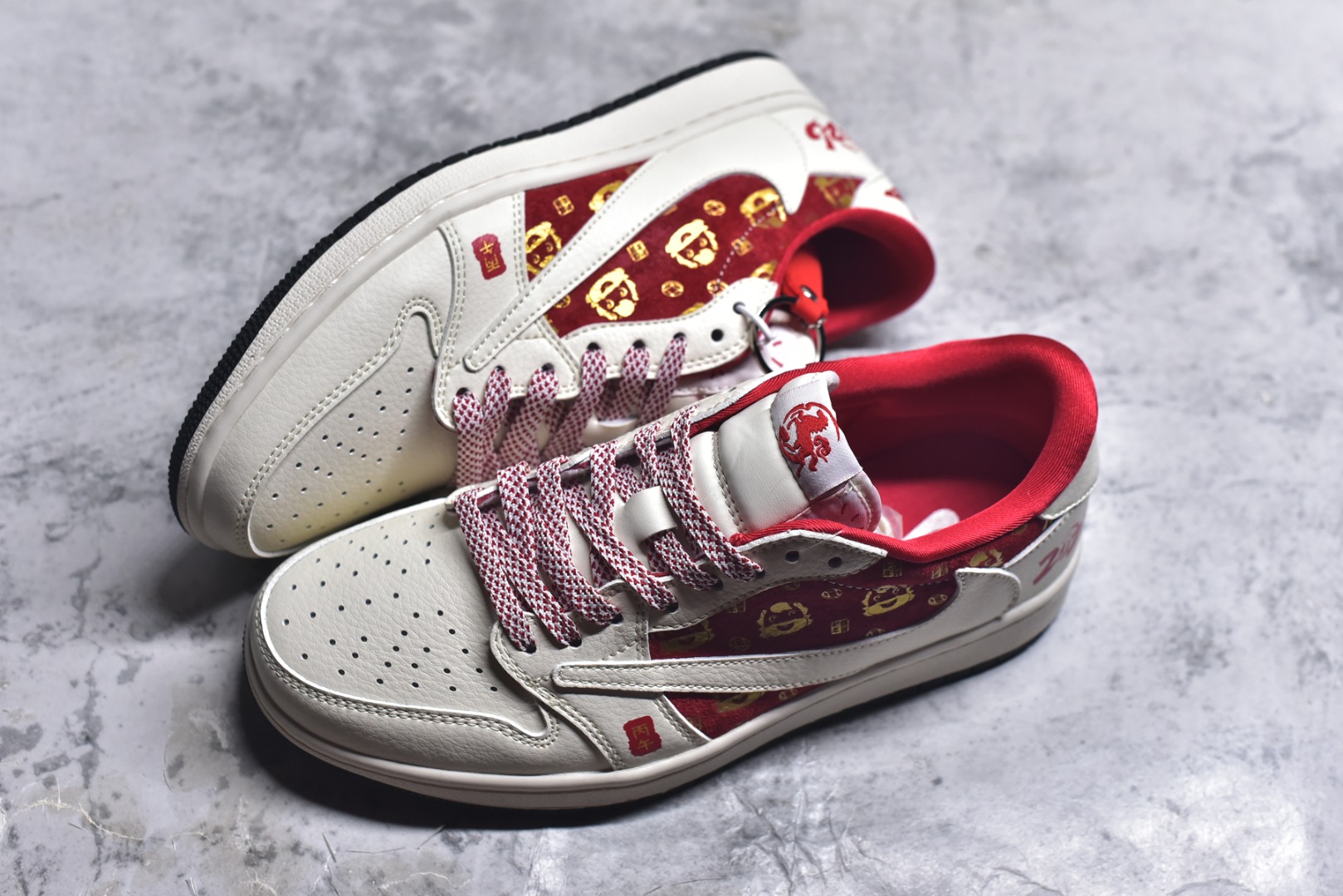 图片[7]-#马年红运 潮履登场AIR JORDAN 1 以红白撞色呼应2026丙午马年主题，鞋身红色区域满印金色萌马图案，搭配“丙午”印章与“2026”标识，国风氛围拉满。头层皮革打造细腻质感，透气孔设计兼顾舒适，可拆卸红色织带增添穿搭层次。无论是春节出行还是日常街头，都能让你成为焦点，红运与潮感兼备，轻松拿捏新年氛围感穿搭。 货号：FC1688-252 尺码：36 36.5 37.5 38 38.5 39 40 40.5 41 42 42.5 43 44 44.5 45-选品中心