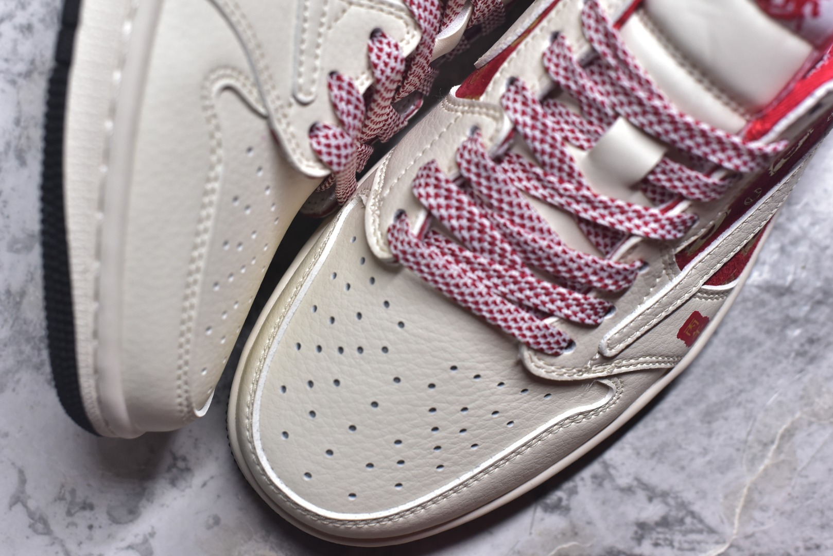 图片[8]-#马年红运 潮履登场AIR JORDAN 1 以红白撞色呼应2026丙午马年主题，鞋身红色区域满印金色萌马图案，搭配“丙午”印章与“2026”标识，国风氛围拉满。头层皮革打造细腻质感，透气孔设计兼顾舒适，可拆卸红色织带增添穿搭层次。无论是春节出行还是日常街头，都能让你成为焦点，红运与潮感兼备，轻松拿捏新年氛围感穿搭。 货号：FC1688-252 尺码：36 36.5 37.5 38 38.5 39 40 40.5 41 42 42.5 43 44 44.5 45-选品中心