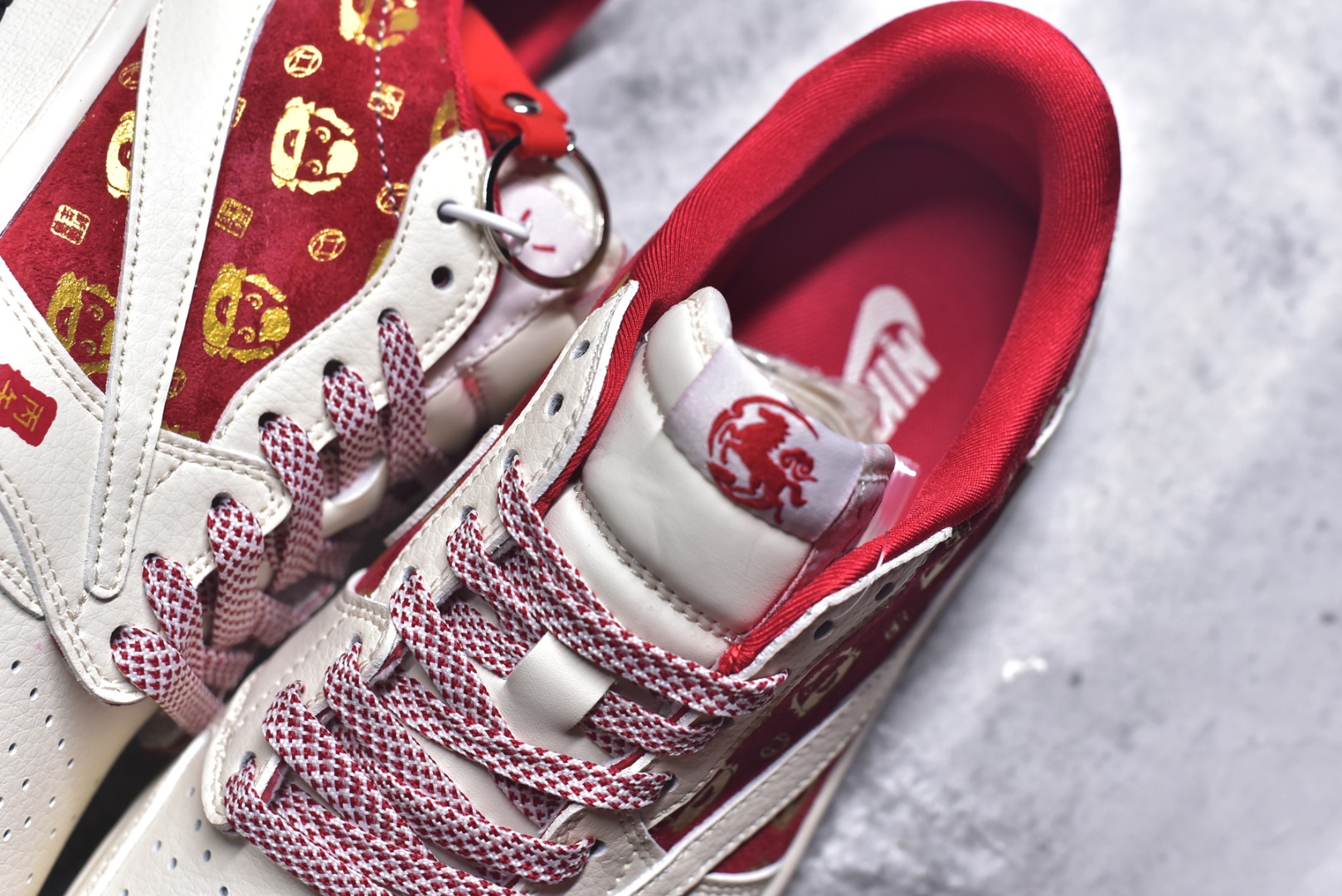 图片[9]-#马年红运 潮履登场AIR JORDAN 1 以红白撞色呼应2026丙午马年主题，鞋身红色区域满印金色萌马图案，搭配“丙午”印章与“2026”标识，国风氛围拉满。头层皮革打造细腻质感，透气孔设计兼顾舒适，可拆卸红色织带增添穿搭层次。无论是春节出行还是日常街头，都能让你成为焦点，红运与潮感兼备，轻松拿捏新年氛围感穿搭。 货号：FC1688-252 尺码：36 36.5 37.5 38 38.5 39 40 40.5 41 42 42.5 43 44 44.5 45-选品中心