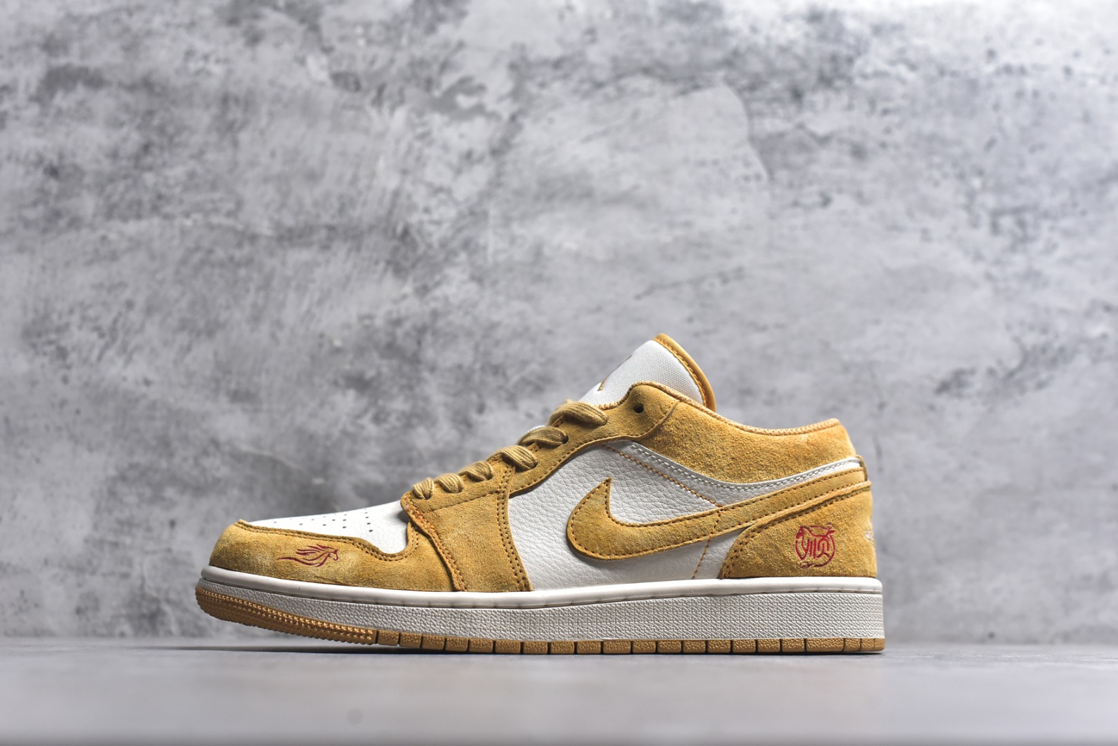 #2026新款定制限量发售❗️高端定制Air Jordan 1 Low AJ1 乔1“马年限定联名------金棕麂皮” 鞋身刺绣骏马图腾+“马到功成”红绳挂饰，搭配萌趣小马挂件，新年氛围感拉满，招财金棕配色翻毛皮+荔枝纹皮革拼接，暖调金棕自带贵气，复古又吸睛 #定制鞋盒 高端定制 低帮休闲板鞋 定制鞋盒 大厂纯原品质出货 超高清洁度 皮料切割干净无任何毛边 细节完美 货号：DX6259-600 尺码：36 36.5 37.5 38 38.5 39 40 40.5 41 42 42.5 43 44 44.5 45-选品中心