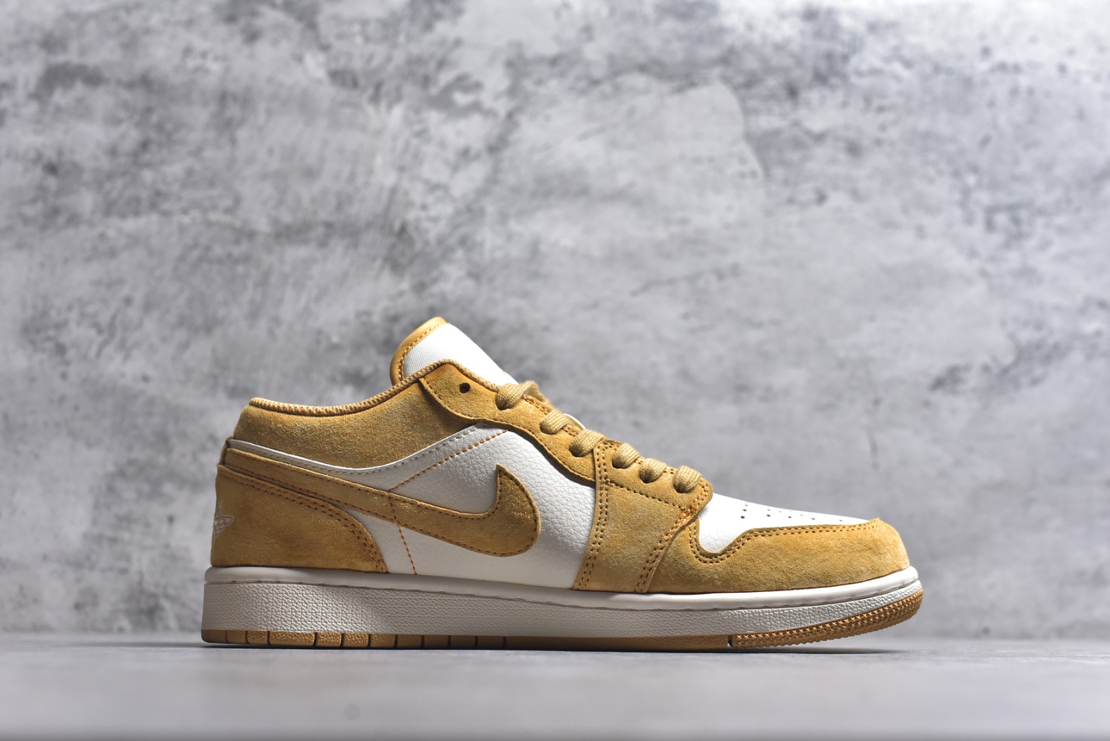 图片[3]-#2026新款定制限量发售❗️高端定制Air Jordan 1 Low AJ1 乔1“马年限定联名——金棕麂皮” 鞋身刺绣骏马图腾+“马到功成”红绳挂饰，搭配萌趣小马挂件，新年氛围感拉满，招财金棕配色翻毛皮+荔枝纹皮革拼接，暖调金棕自带贵气，复古又吸睛 #定制鞋盒 高端定制 低帮休闲板鞋 定制鞋盒 大厂纯原品质出货 超高清洁度 皮料切割干净无任何毛边 细节完美 货号：DX6259-600 尺码：36 36.5 37.5 38 38.5 39 40 40.5 41 42 42.5 43 44 44.5 45-选品中心