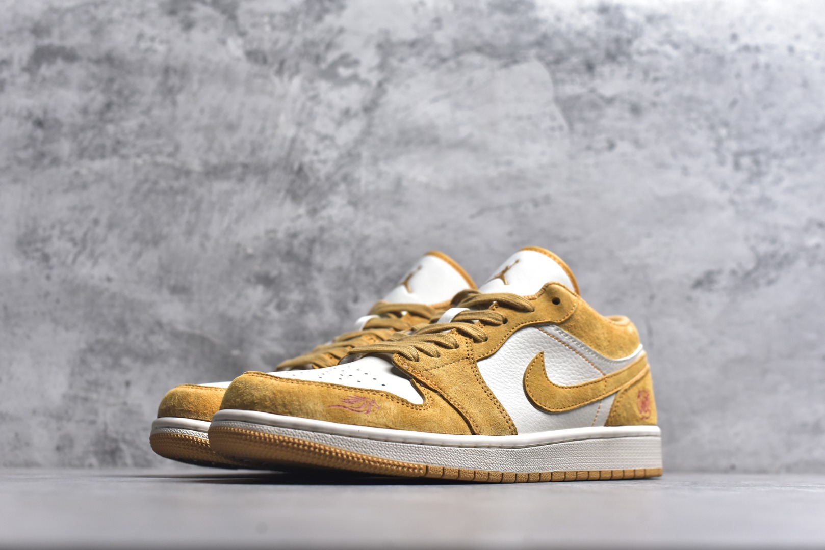 图片[2]-#2026新款定制限量发售❗️高端定制Air Jordan 1 Low AJ1 乔1“马年限定联名——金棕麂皮” 鞋身刺绣骏马图腾+“马到功成”红绳挂饰，搭配萌趣小马挂件，新年氛围感拉满，招财金棕配色翻毛皮+荔枝纹皮革拼接，暖调金棕自带贵气，复古又吸睛 #定制鞋盒 高端定制 低帮休闲板鞋 定制鞋盒 大厂纯原品质出货 超高清洁度 皮料切割干净无任何毛边 细节完美 货号：DX6259-600 尺码：36 36.5 37.5 38 38.5 39 40 40.5 41 42 42.5 43 44 44.5 45-选品中心