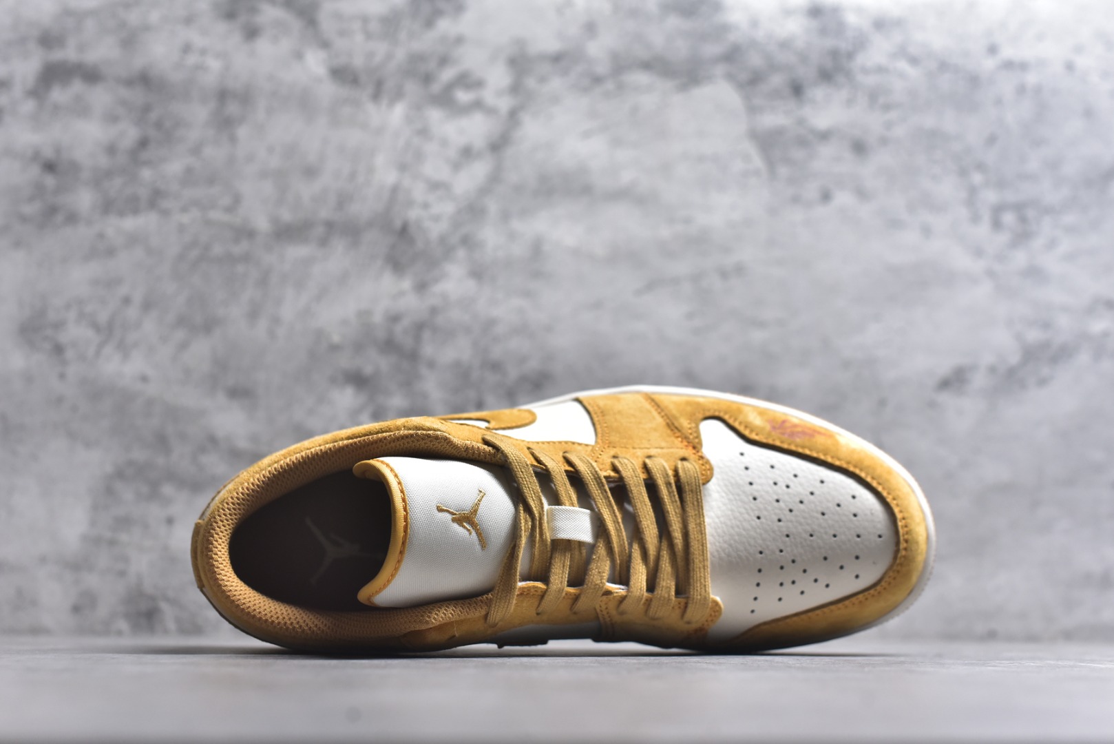 图片[4]-#2026新款定制限量发售❗️高端定制Air Jordan 1 Low AJ1 乔1“马年限定联名——金棕麂皮” 鞋身刺绣骏马图腾+“马到功成”红绳挂饰，搭配萌趣小马挂件，新年氛围感拉满，招财金棕配色翻毛皮+荔枝纹皮革拼接，暖调金棕自带贵气，复古又吸睛 #定制鞋盒 高端定制 低帮休闲板鞋 定制鞋盒 大厂纯原品质出货 超高清洁度 皮料切割干净无任何毛边 细节完美 货号：DX6259-600 尺码：36 36.5 37.5 38 38.5 39 40 40.5 41 42 42.5 43 44 44.5 45-选品中心