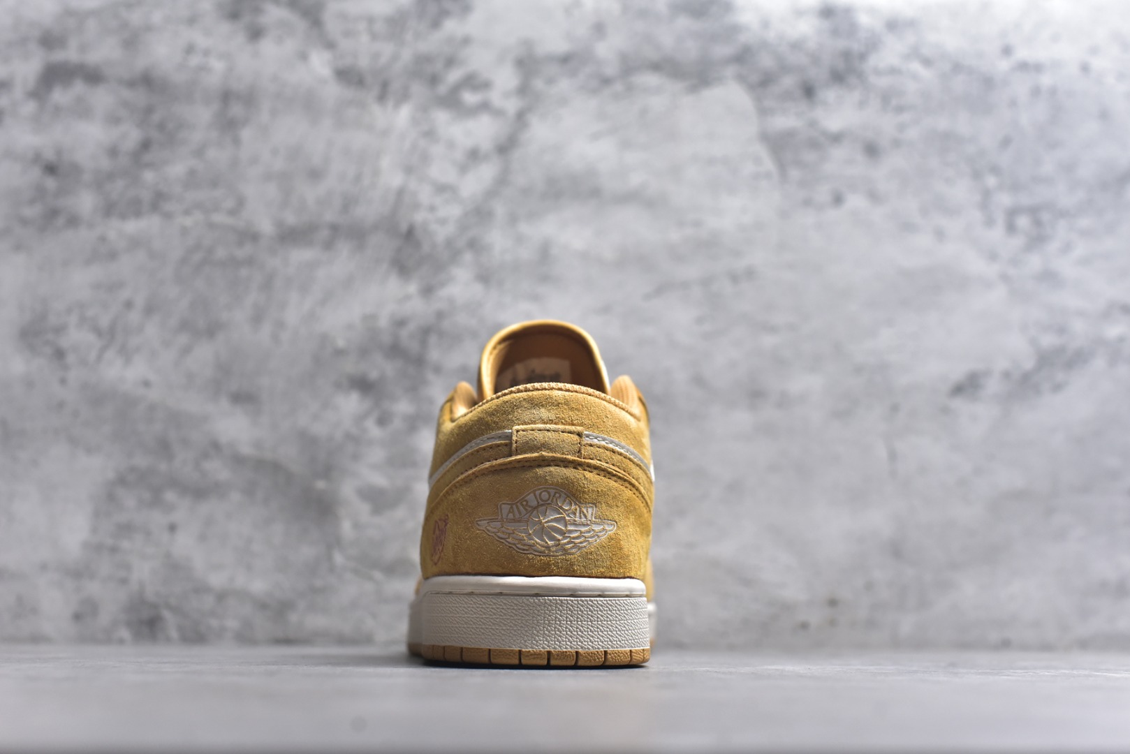 图片[5]-#2026新款定制限量发售❗️高端定制Air Jordan 1 Low AJ1 乔1“马年限定联名——金棕麂皮” 鞋身刺绣骏马图腾+“马到功成”红绳挂饰，搭配萌趣小马挂件，新年氛围感拉满，招财金棕配色翻毛皮+荔枝纹皮革拼接，暖调金棕自带贵气，复古又吸睛 #定制鞋盒 高端定制 低帮休闲板鞋 定制鞋盒 大厂纯原品质出货 超高清洁度 皮料切割干净无任何毛边 细节完美 货号：DX6259-600 尺码：36 36.5 37.5 38 38.5 39 40 40.5 41 42 42.5 43 44 44.5 45-选品中心