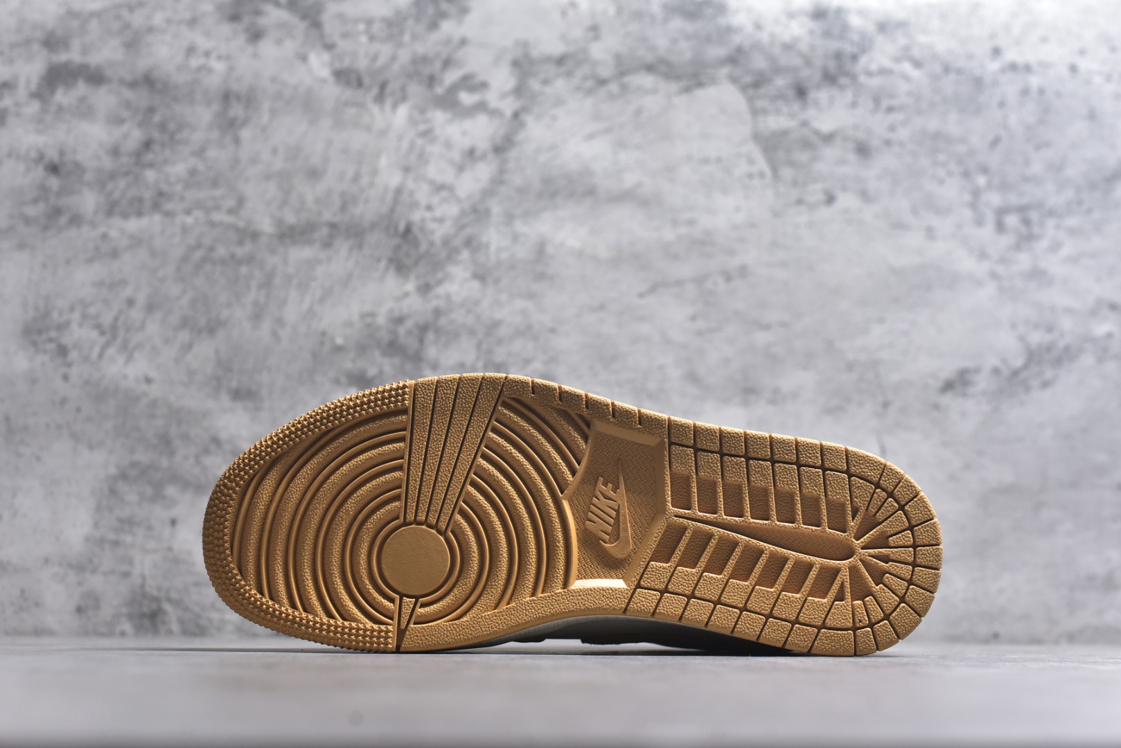 图片[6]-#2026新款定制限量发售❗️高端定制Air Jordan 1 Low AJ1 乔1“马年限定联名——金棕麂皮” 鞋身刺绣骏马图腾+“马到功成”红绳挂饰，搭配萌趣小马挂件，新年氛围感拉满，招财金棕配色翻毛皮+荔枝纹皮革拼接，暖调金棕自带贵气，复古又吸睛 #定制鞋盒 高端定制 低帮休闲板鞋 定制鞋盒 大厂纯原品质出货 超高清洁度 皮料切割干净无任何毛边 细节完美 货号：DX6259-600 尺码：36 36.5 37.5 38 38.5 39 40 40.5 41 42 42.5 43 44 44.5 45-选品中心