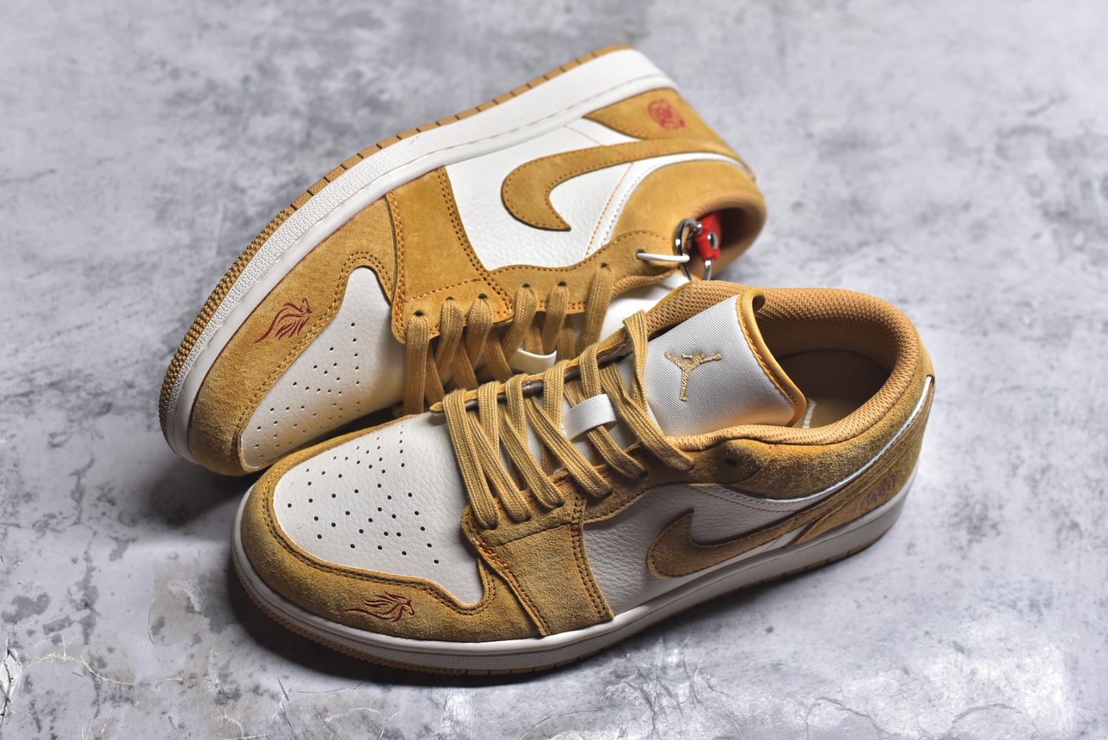 图片[7]-#2026新款定制限量发售❗️高端定制Air Jordan 1 Low AJ1 乔1“马年限定联名——金棕麂皮” 鞋身刺绣骏马图腾+“马到功成”红绳挂饰，搭配萌趣小马挂件，新年氛围感拉满，招财金棕配色翻毛皮+荔枝纹皮革拼接，暖调金棕自带贵气，复古又吸睛 #定制鞋盒 高端定制 低帮休闲板鞋 定制鞋盒 大厂纯原品质出货 超高清洁度 皮料切割干净无任何毛边 细节完美 货号：DX6259-600 尺码：36 36.5 37.5 38 38.5 39 40 40.5 41 42 42.5 43 44 44.5 45-选品中心