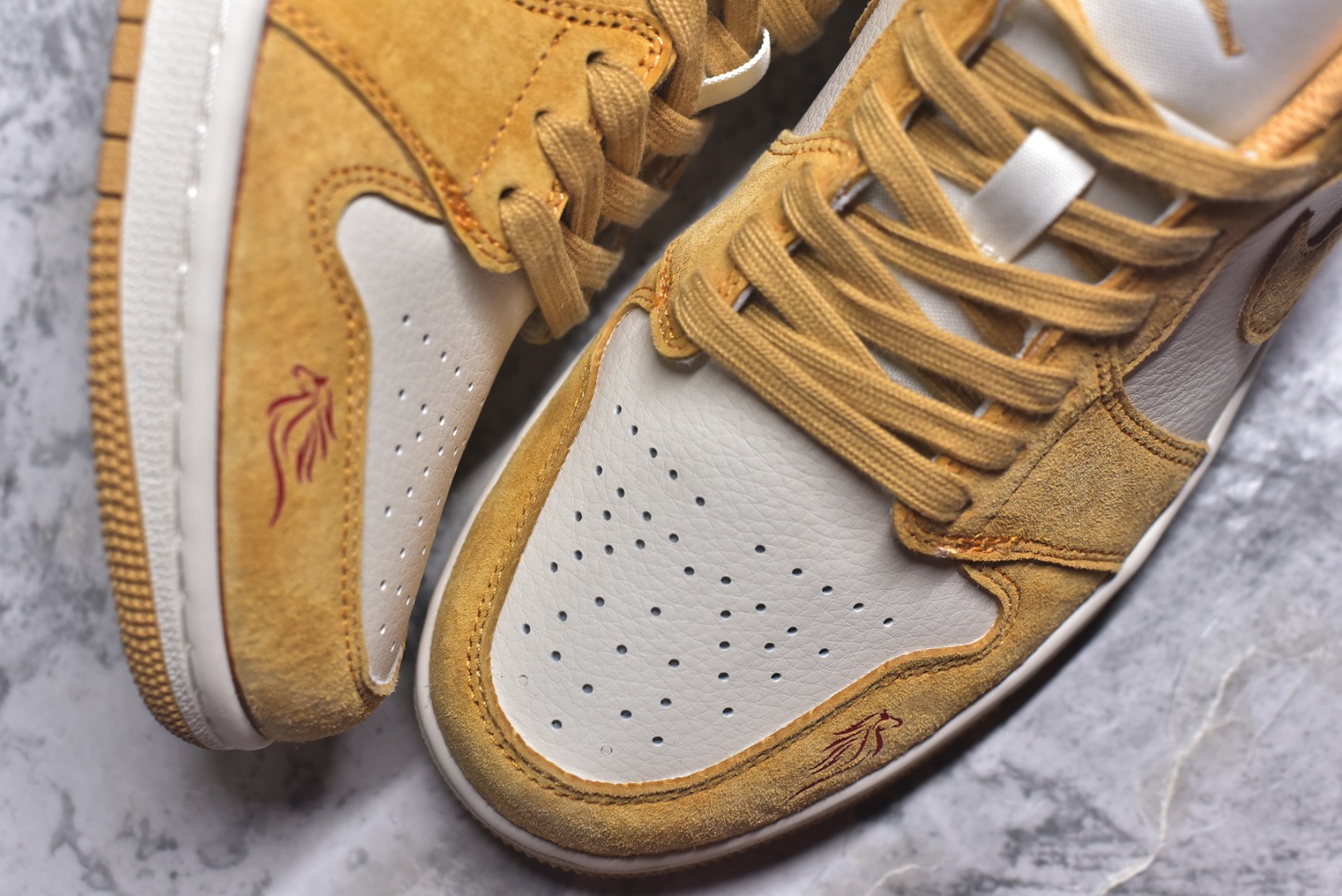 图片[8]-#2026新款定制限量发售❗️高端定制Air Jordan 1 Low AJ1 乔1“马年限定联名——金棕麂皮” 鞋身刺绣骏马图腾+“马到功成”红绳挂饰，搭配萌趣小马挂件，新年氛围感拉满，招财金棕配色翻毛皮+荔枝纹皮革拼接，暖调金棕自带贵气，复古又吸睛 #定制鞋盒 高端定制 低帮休闲板鞋 定制鞋盒 大厂纯原品质出货 超高清洁度 皮料切割干净无任何毛边 细节完美 货号：DX6259-600 尺码：36 36.5 37.5 38 38.5 39 40 40.5 41 42 42.5 43 44 44.5 45-选品中心