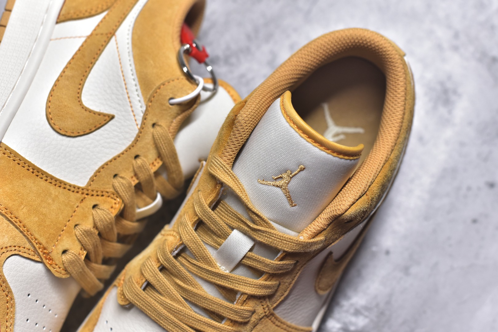 图片[9]-#2026新款定制限量发售❗️高端定制Air Jordan 1 Low AJ1 乔1“马年限定联名——金棕麂皮” 鞋身刺绣骏马图腾+“马到功成”红绳挂饰，搭配萌趣小马挂件，新年氛围感拉满，招财金棕配色翻毛皮+荔枝纹皮革拼接，暖调金棕自带贵气，复古又吸睛 #定制鞋盒 高端定制 低帮休闲板鞋 定制鞋盒 大厂纯原品质出货 超高清洁度 皮料切割干净无任何毛边 细节完美 货号：DX6259-600 尺码：36 36.5 37.5 38 38.5 39 40 40.5 41 42 42.5 43 44 44.5 45-选品中心