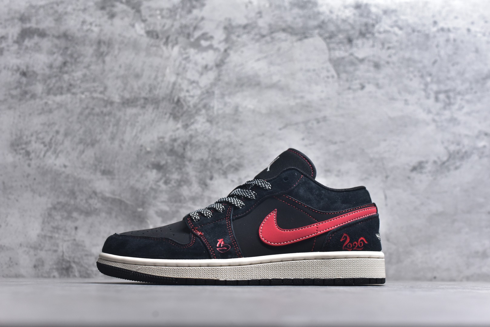 #2026新款定制限量发售❗️高端定制Air Jordan 1 Low AJ1 乔1“马年限定联名------黑红”鞋身“2026”与奔马刺绣，鞋盒满印马纹，从里到外都是新年仪式感。黑色翻毛皮鞋面搭配红色亮面Swoosh，红色车线勾勒轮廓，复古又吸睛。 #定制鞋盒 高端定制 低帮休闲板鞋 定制鞋盒 大厂纯原品质出货 超高清洁度 皮料切割干净无任何毛边 细节完美 货号：DX6259-601 尺码：36 36.5 37.5 38 38.5 39 40 40.5 41 42 42.5 43 44 44.5 45-选品中心