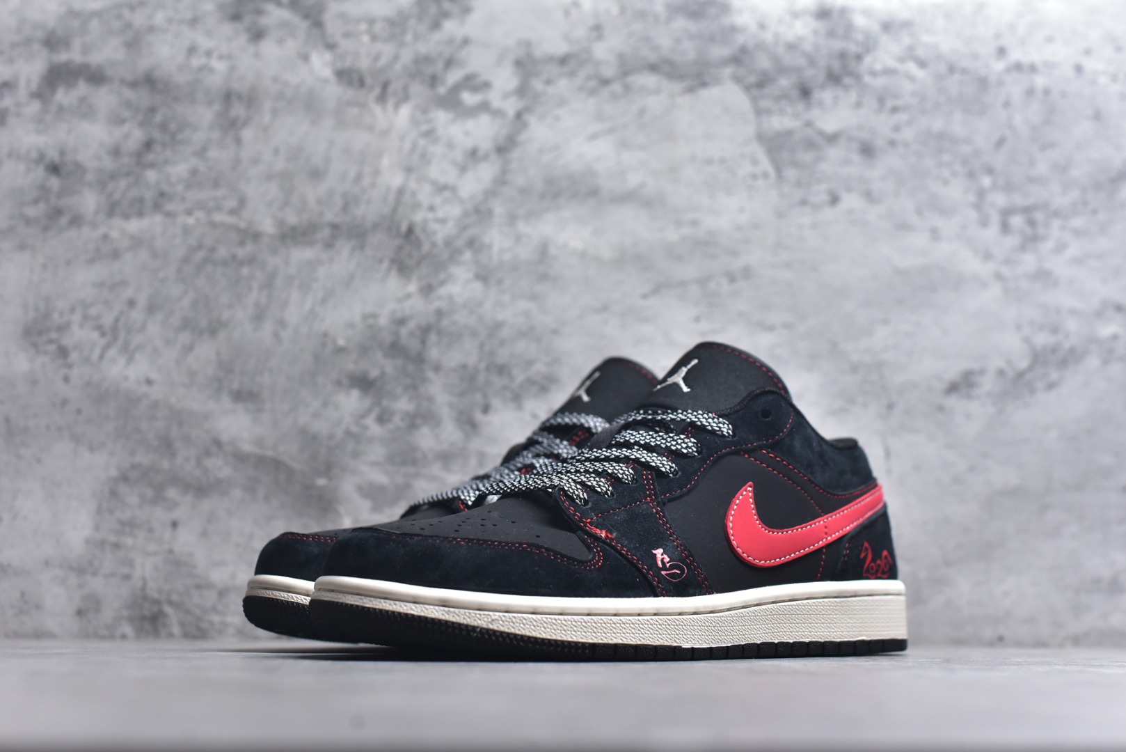 图片[2]-#2026新款定制限量发售❗️高端定制Air Jordan 1 Low AJ1 乔1“马年限定联名——黑红”鞋身“2026”与奔马刺绣，鞋盒满印马纹，从里到外都是新年仪式感。黑色翻毛皮鞋面搭配红色亮面Swoosh，红色车线勾勒轮廓，复古又吸睛。 #定制鞋盒 高端定制 低帮休闲板鞋 定制鞋盒 大厂纯原品质出货 超高清洁度 皮料切割干净无任何毛边 细节完美 货号：DX6259-601 尺码：36 36.5 37.5 38 38.5 39 40 40.5 41 42 42.5 43 44 44.5 45-选品中心