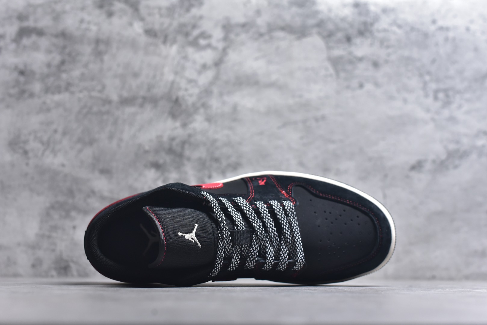 图片[4]-#2026新款定制限量发售❗️高端定制Air Jordan 1 Low AJ1 乔1“马年限定联名——黑红”鞋身“2026”与奔马刺绣，鞋盒满印马纹，从里到外都是新年仪式感。黑色翻毛皮鞋面搭配红色亮面Swoosh，红色车线勾勒轮廓，复古又吸睛。 #定制鞋盒 高端定制 低帮休闲板鞋 定制鞋盒 大厂纯原品质出货 超高清洁度 皮料切割干净无任何毛边 细节完美 货号：DX6259-601 尺码：36 36.5 37.5 38 38.5 39 40 40.5 41 42 42.5 43 44 44.5 45-选品中心