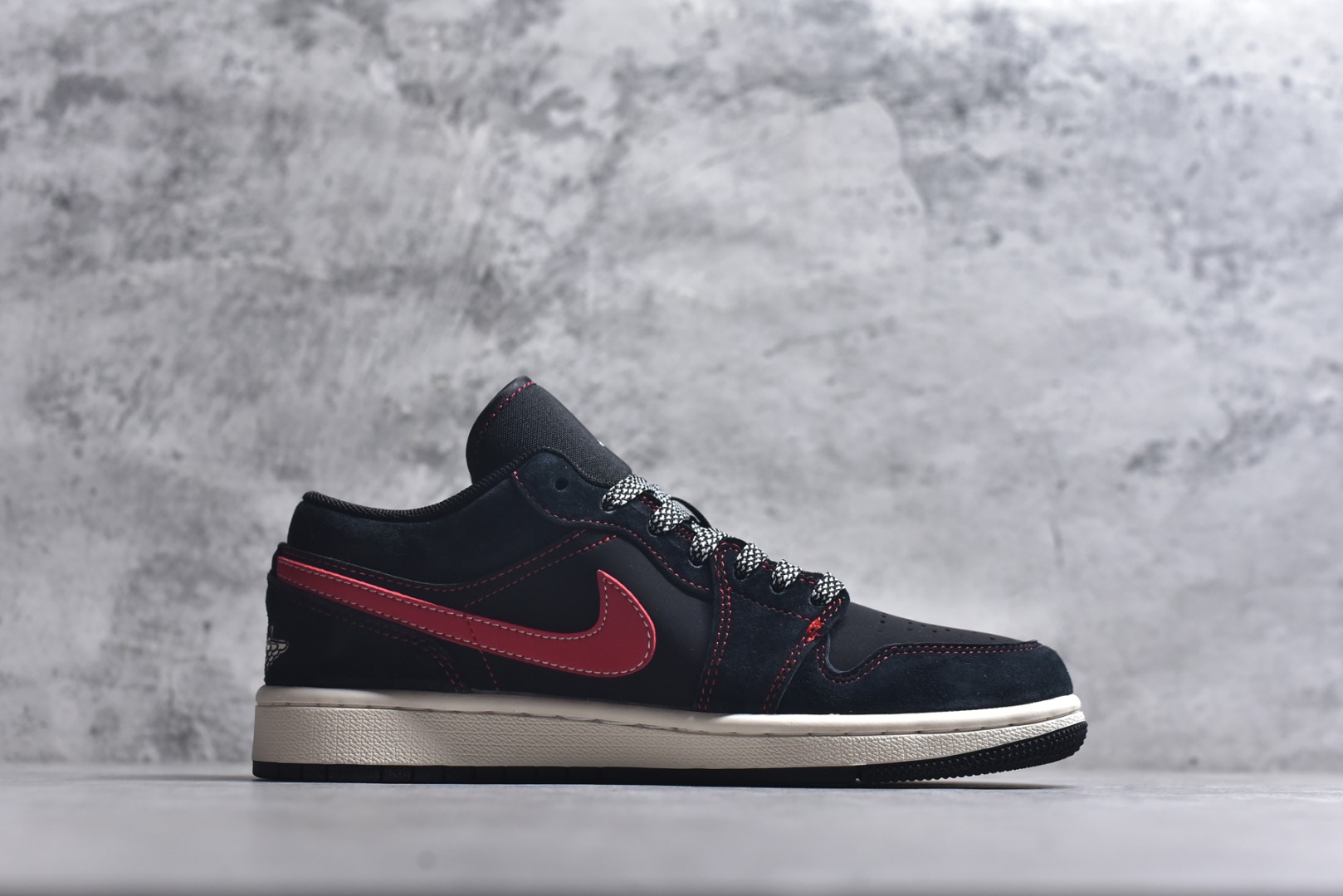 图片[3]-#2026新款定制限量发售❗️高端定制Air Jordan 1 Low AJ1 乔1“马年限定联名——黑红”鞋身“2026”与奔马刺绣，鞋盒满印马纹，从里到外都是新年仪式感。黑色翻毛皮鞋面搭配红色亮面Swoosh，红色车线勾勒轮廓，复古又吸睛。 #定制鞋盒 高端定制 低帮休闲板鞋 定制鞋盒 大厂纯原品质出货 超高清洁度 皮料切割干净无任何毛边 细节完美 货号：DX6259-601 尺码：36 36.5 37.5 38 38.5 39 40 40.5 41 42 42.5 43 44 44.5 45-选品中心