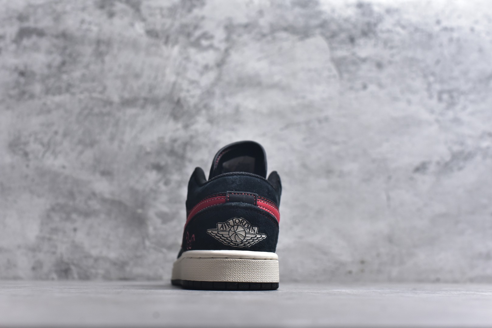 图片[5]-#2026新款定制限量发售❗️高端定制Air Jordan 1 Low AJ1 乔1“马年限定联名——黑红”鞋身“2026”与奔马刺绣，鞋盒满印马纹，从里到外都是新年仪式感。黑色翻毛皮鞋面搭配红色亮面Swoosh，红色车线勾勒轮廓，复古又吸睛。 #定制鞋盒 高端定制 低帮休闲板鞋 定制鞋盒 大厂纯原品质出货 超高清洁度 皮料切割干净无任何毛边 细节完美 货号：DX6259-601 尺码：36 36.5 37.5 38 38.5 39 40 40.5 41 42 42.5 43 44 44.5 45-选品中心