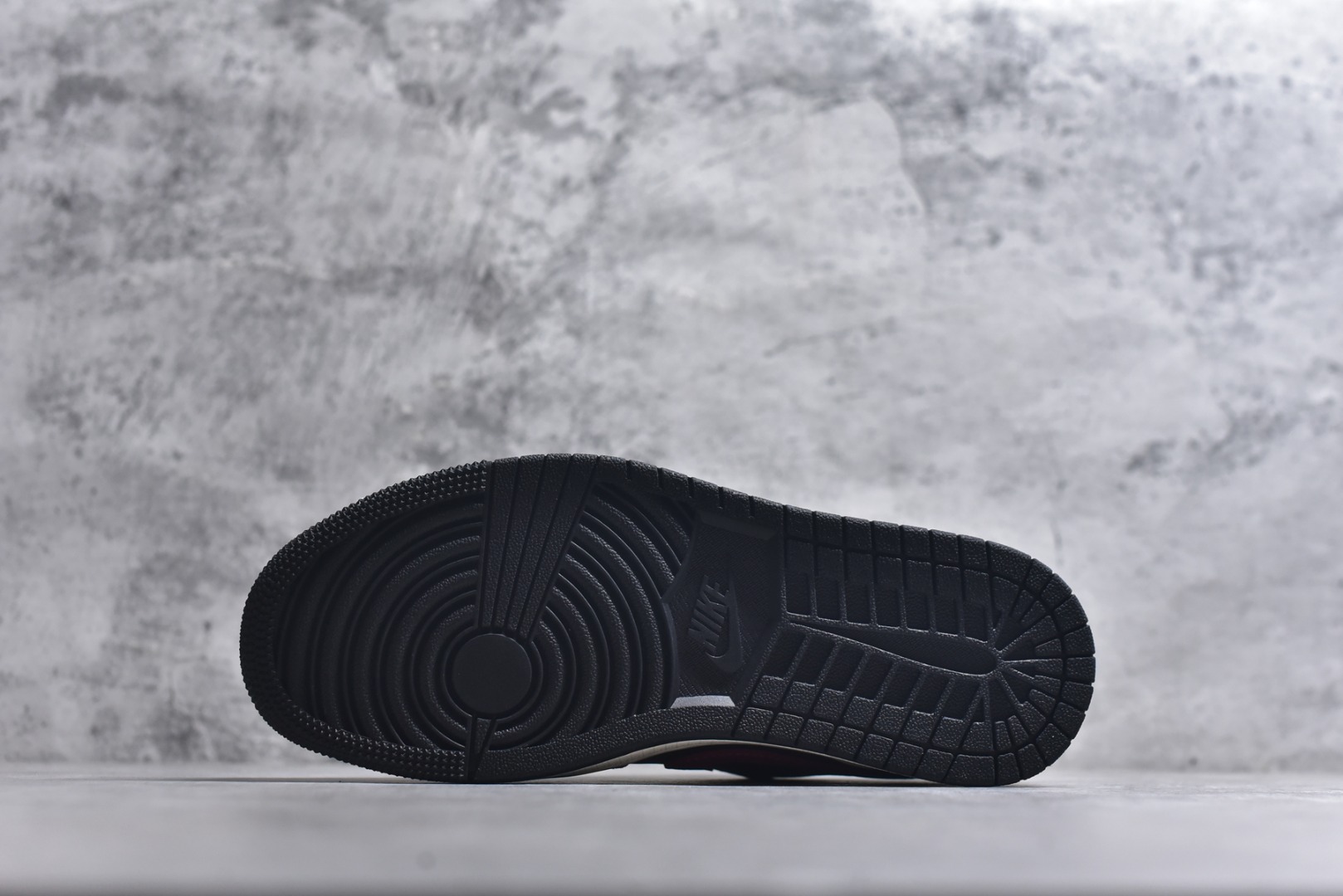 图片[6]-#2026新款定制限量发售❗️高端定制Air Jordan 1 Low AJ1 乔1“马年限定联名——黑红”鞋身“2026”与奔马刺绣，鞋盒满印马纹，从里到外都是新年仪式感。黑色翻毛皮鞋面搭配红色亮面Swoosh，红色车线勾勒轮廓，复古又吸睛。 #定制鞋盒 高端定制 低帮休闲板鞋 定制鞋盒 大厂纯原品质出货 超高清洁度 皮料切割干净无任何毛边 细节完美 货号：DX6259-601 尺码：36 36.5 37.5 38 38.5 39 40 40.5 41 42 42.5 43 44 44.5 45-选品中心