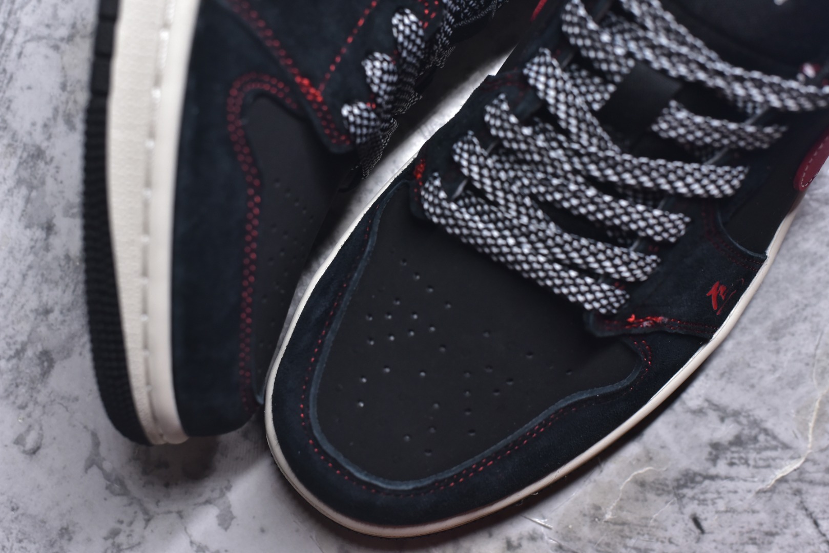 图片[8]-#2026新款定制限量发售❗️高端定制Air Jordan 1 Low AJ1 乔1“马年限定联名——黑红”鞋身“2026”与奔马刺绣，鞋盒满印马纹，从里到外都是新年仪式感。黑色翻毛皮鞋面搭配红色亮面Swoosh，红色车线勾勒轮廓，复古又吸睛。 #定制鞋盒 高端定制 低帮休闲板鞋 定制鞋盒 大厂纯原品质出货 超高清洁度 皮料切割干净无任何毛边 细节完美 货号：DX6259-601 尺码：36 36.5 37.5 38 38.5 39 40 40.5 41 42 42.5 43 44 44.5 45-选品中心