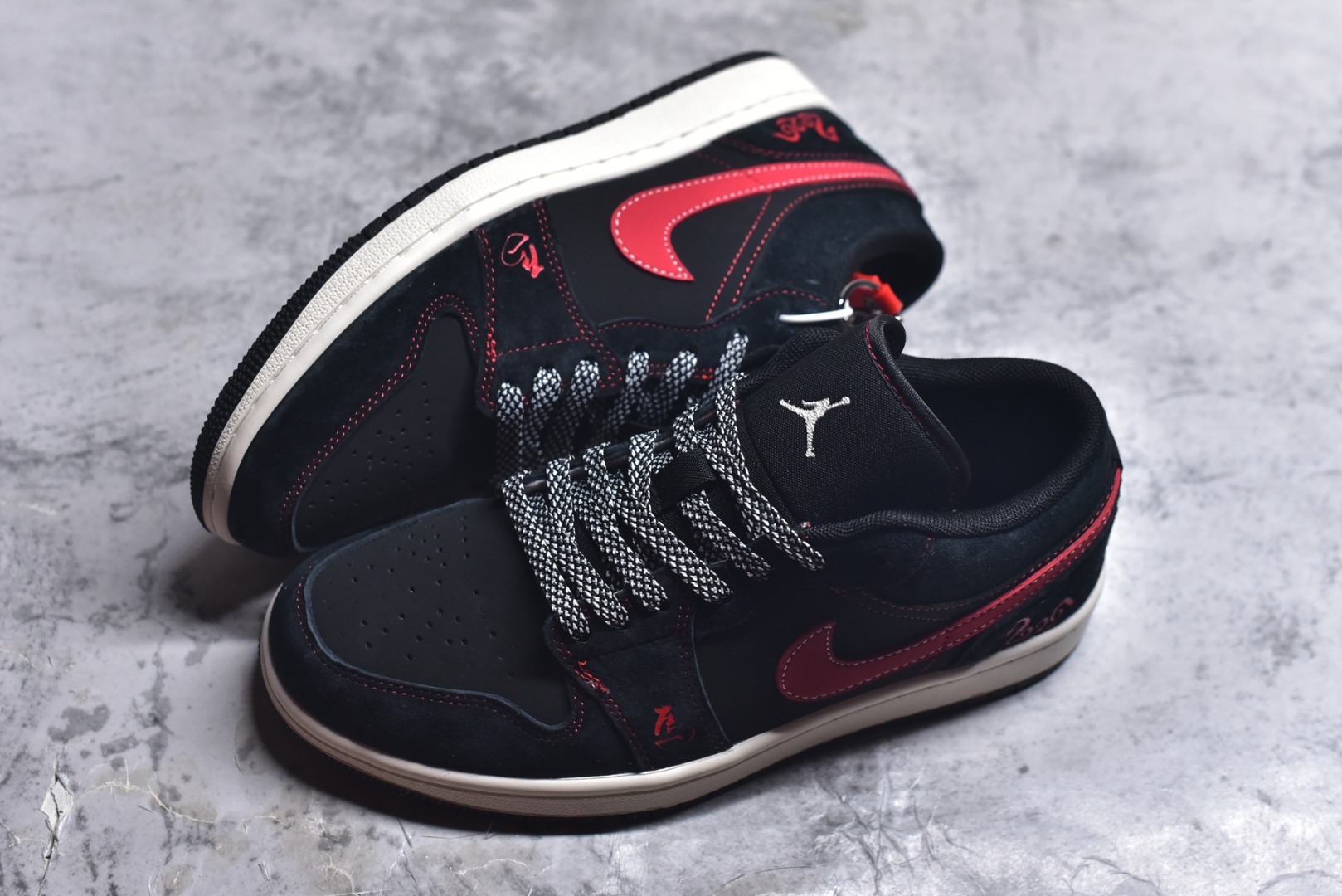 图片[7]-#2026新款定制限量发售❗️高端定制Air Jordan 1 Low AJ1 乔1“马年限定联名——黑红”鞋身“2026”与奔马刺绣，鞋盒满印马纹，从里到外都是新年仪式感。黑色翻毛皮鞋面搭配红色亮面Swoosh，红色车线勾勒轮廓，复古又吸睛。 #定制鞋盒 高端定制 低帮休闲板鞋 定制鞋盒 大厂纯原品质出货 超高清洁度 皮料切割干净无任何毛边 细节完美 货号：DX6259-601 尺码：36 36.5 37.5 38 38.5 39 40 40.5 41 42 42.5 43 44 44.5 45-选品中心