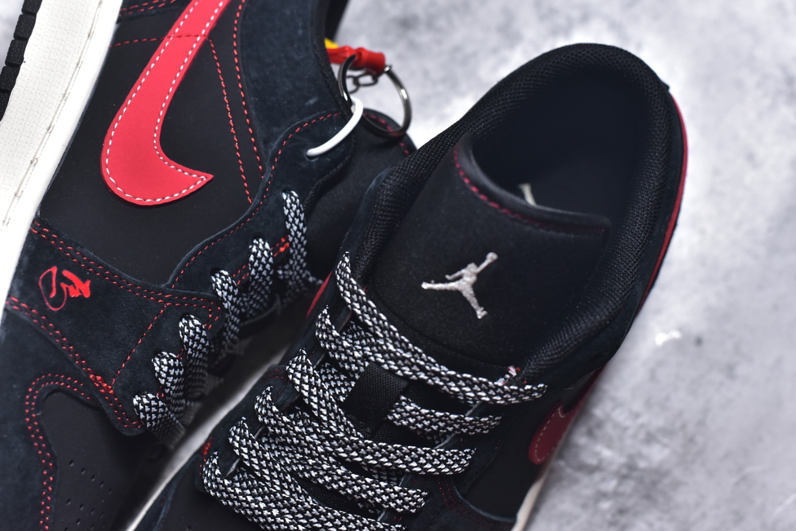 图片[9]-#2026新款定制限量发售❗️高端定制Air Jordan 1 Low AJ1 乔1“马年限定联名——黑红”鞋身“2026”与奔马刺绣，鞋盒满印马纹，从里到外都是新年仪式感。黑色翻毛皮鞋面搭配红色亮面Swoosh，红色车线勾勒轮廓，复古又吸睛。 #定制鞋盒 高端定制 低帮休闲板鞋 定制鞋盒 大厂纯原品质出货 超高清洁度 皮料切割干净无任何毛边 细节完美 货号：DX6259-601 尺码：36 36.5 37.5 38 38.5 39 40 40.5 41 42 42.5 43 44 44.5 45-选品中心