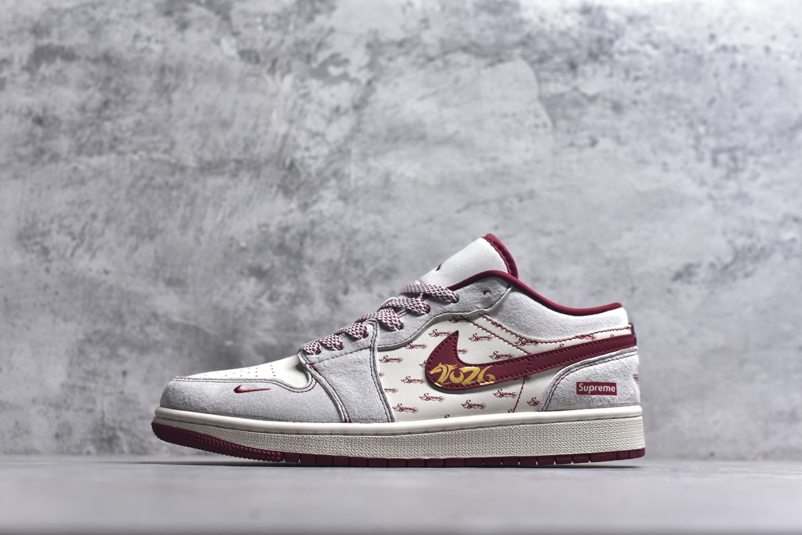 #潮牌联动 红运加持AIR JORDAN 1 携手Supreme打造马年特别款，白红底色满印Supreme标识，红色Swoosh上的金色骏马与“2026”字样点明主题，鞋身Supreme标签强化联名属性。柔软皮革保证上脚舒适，AJ1经典廓形延续街头气场，既是潮牌爱好者的收藏首选，也是新年吸睛的穿搭利器，潮人必入。 货号：JP2026-127 尺码：36 36.5 37.5 38 38.5 39 40 40.5 41 42 42.5 43 44 44.5 45-选品中心