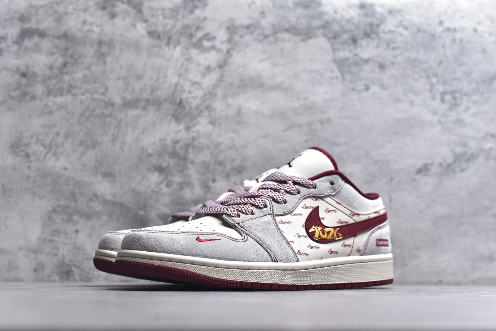 图片[2]-#潮牌联动 红运加持AIR JORDAN 1 携手Supreme打造马年特别款，白红底色满印Supreme标识，红色Swoosh上的金色骏马与“2026”字样点明主题，鞋身Supreme标签强化联名属性。柔软皮革保证上脚舒适，AJ1经典廓形延续街头气场，既是潮牌爱好者的收藏首选，也是新年吸睛的穿搭利器，潮人必入。 货号：JP2026-127 尺码：36 36.5 37.5 38 38.5 39 40 40.5 41 42 42.5 43 44 44.5 45-选品中心