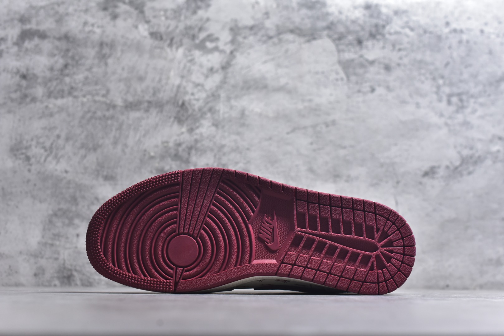 图片[6]-#潮牌联动 红运加持AIR JORDAN 1 携手Supreme打造马年特别款，白红底色满印Supreme标识，红色Swoosh上的金色骏马与“2026”字样点明主题，鞋身Supreme标签强化联名属性。柔软皮革保证上脚舒适，AJ1经典廓形延续街头气场，既是潮牌爱好者的收藏首选，也是新年吸睛的穿搭利器，潮人必入。 货号：JP2026-127 尺码：36 36.5 37.5 38 38.5 39 40 40.5 41 42 42.5 43 44 44.5 45-选品中心