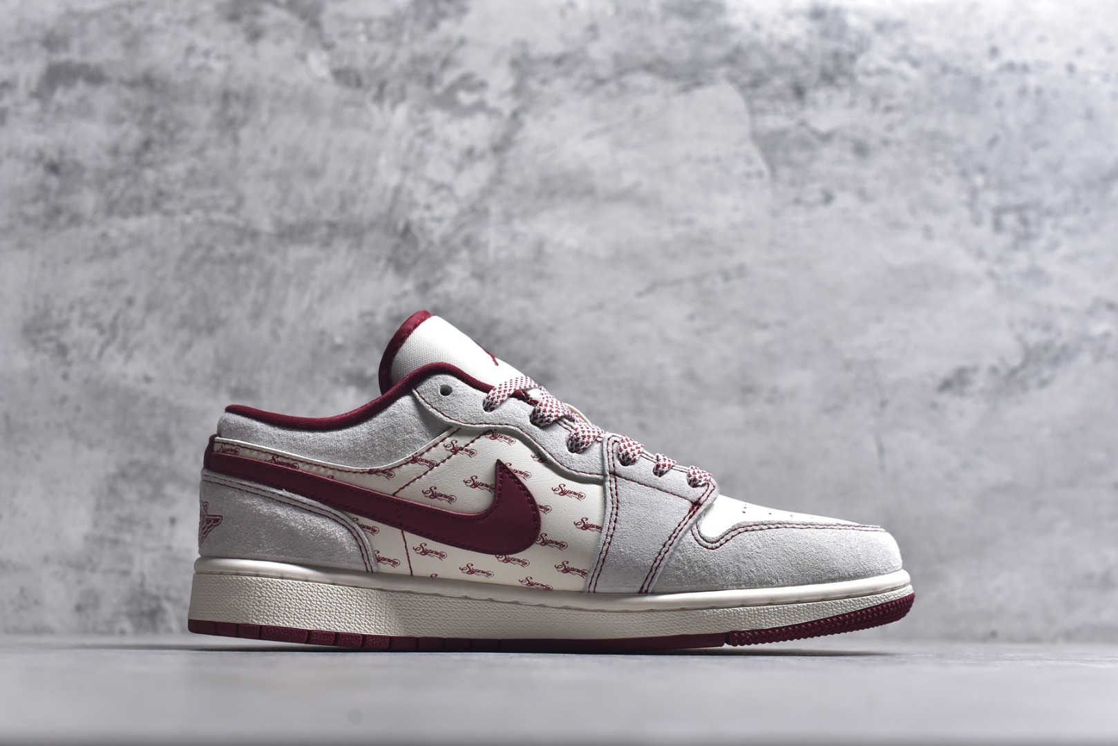 图片[3]-#潮牌联动 红运加持AIR JORDAN 1 携手Supreme打造马年特别款，白红底色满印Supreme标识，红色Swoosh上的金色骏马与“2026”字样点明主题，鞋身Supreme标签强化联名属性。柔软皮革保证上脚舒适，AJ1经典廓形延续街头气场，既是潮牌爱好者的收藏首选，也是新年吸睛的穿搭利器，潮人必入。 货号：JP2026-127 尺码：36 36.5 37.5 38 38.5 39 40 40.5 41 42 42.5 43 44 44.5 45-选品中心