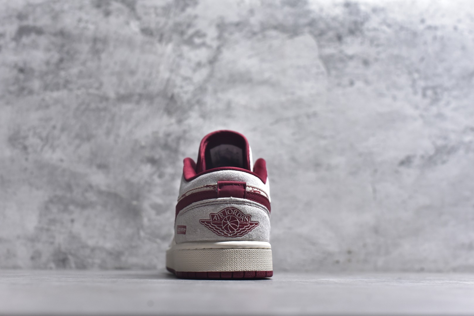 图片[5]-#潮牌联动 红运加持AIR JORDAN 1 携手Supreme打造马年特别款，白红底色满印Supreme标识，红色Swoosh上的金色骏马与“2026”字样点明主题，鞋身Supreme标签强化联名属性。柔软皮革保证上脚舒适，AJ1经典廓形延续街头气场，既是潮牌爱好者的收藏首选，也是新年吸睛的穿搭利器，潮人必入。 货号：JP2026-127 尺码：36 36.5 37.5 38 38.5 39 40 40.5 41 42 42.5 43 44 44.5 45-选品中心