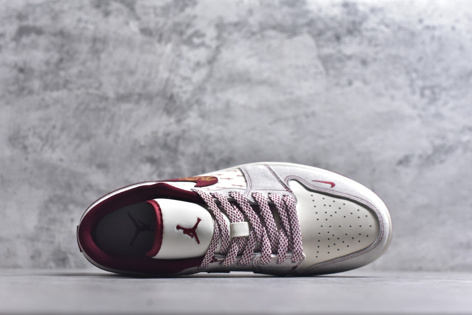 图片[4]-#潮牌联动 红运加持AIR JORDAN 1 携手Supreme打造马年特别款，白红底色满印Supreme标识，红色Swoosh上的金色骏马与“2026”字样点明主题，鞋身Supreme标签强化联名属性。柔软皮革保证上脚舒适，AJ1经典廓形延续街头气场，既是潮牌爱好者的收藏首选，也是新年吸睛的穿搭利器，潮人必入。 货号：JP2026-127 尺码：36 36.5 37.5 38 38.5 39 40 40.5 41 42 42.5 43 44 44.5 45-选品中心