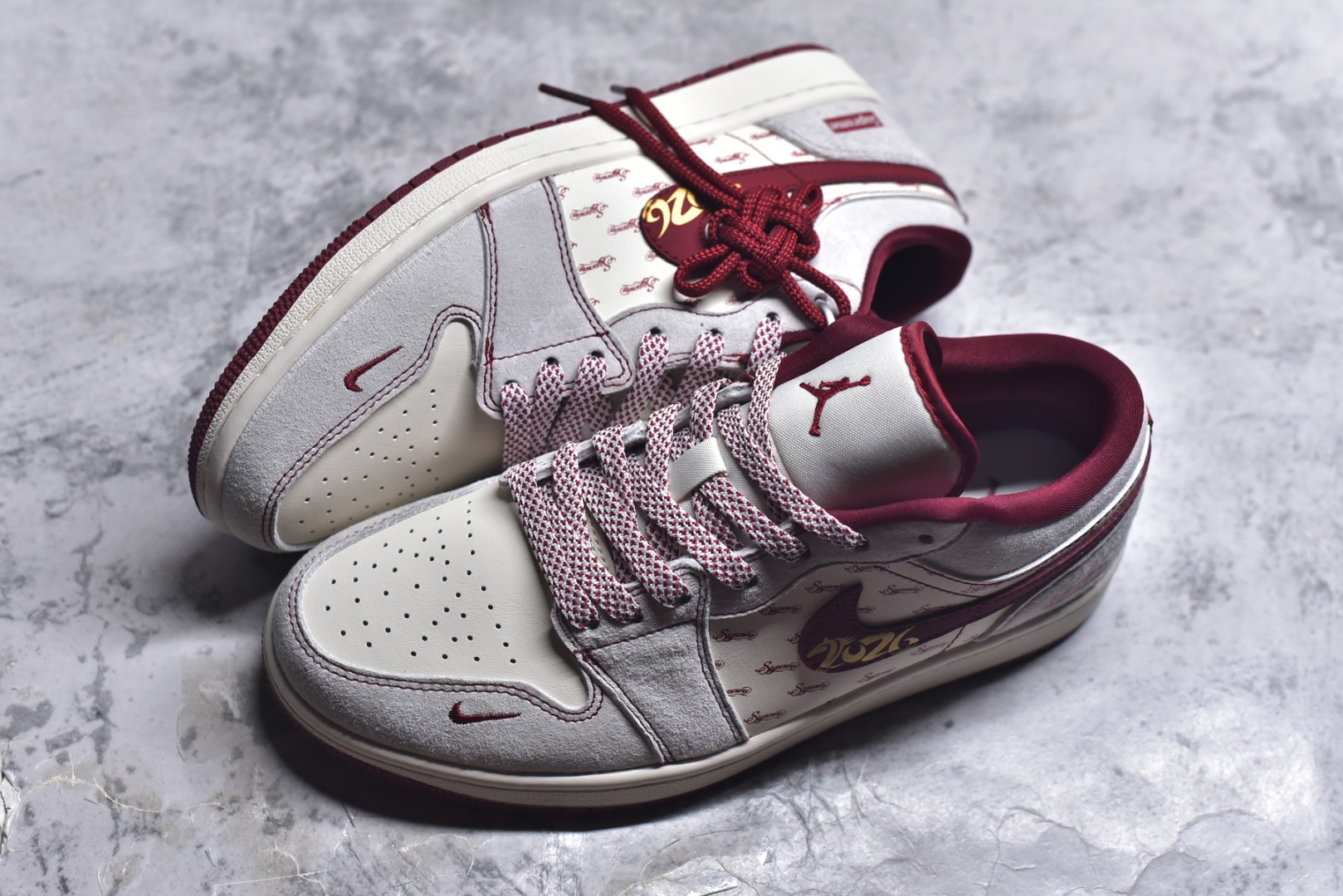 图片[7]-#潮牌联动 红运加持AIR JORDAN 1 携手Supreme打造马年特别款，白红底色满印Supreme标识，红色Swoosh上的金色骏马与“2026”字样点明主题，鞋身Supreme标签强化联名属性。柔软皮革保证上脚舒适，AJ1经典廓形延续街头气场，既是潮牌爱好者的收藏首选，也是新年吸睛的穿搭利器，潮人必入。 货号：JP2026-127 尺码：36 36.5 37.5 38 38.5 39 40 40.5 41 42 42.5 43 44 44.5 45-选品中心