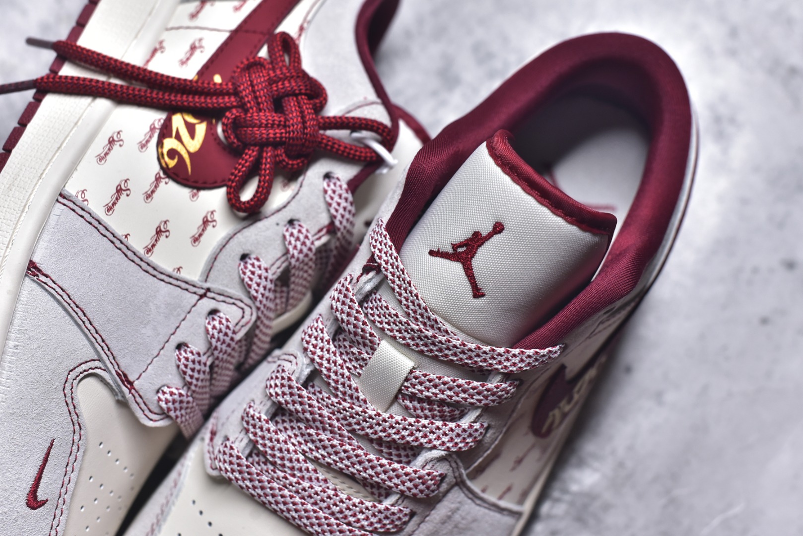 图片[9]-#潮牌联动 红运加持AIR JORDAN 1 携手Supreme打造马年特别款，白红底色满印Supreme标识，红色Swoosh上的金色骏马与“2026”字样点明主题，鞋身Supreme标签强化联名属性。柔软皮革保证上脚舒适，AJ1经典廓形延续街头气场，既是潮牌爱好者的收藏首选，也是新年吸睛的穿搭利器，潮人必入。 货号：JP2026-127 尺码：36 36.5 37.5 38 38.5 39 40 40.5 41 42 42.5 43 44 44.5 45-选品中心