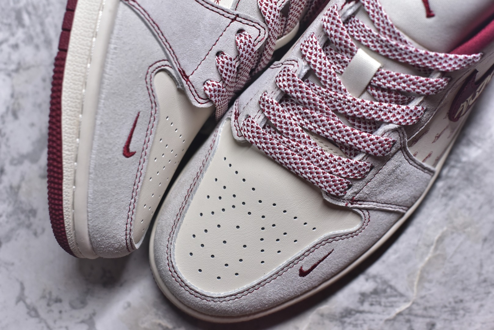 图片[8]-#潮牌联动 红运加持AIR JORDAN 1 携手Supreme打造马年特别款，白红底色满印Supreme标识，红色Swoosh上的金色骏马与“2026”字样点明主题，鞋身Supreme标签强化联名属性。柔软皮革保证上脚舒适，AJ1经典廓形延续街头气场，既是潮牌爱好者的收藏首选，也是新年吸睛的穿搭利器，潮人必入。 货号：JP2026-127 尺码：36 36.5 37.5 38 38.5 39 40 40.5 41 42 42.5 43 44 44.5 45-选品中心