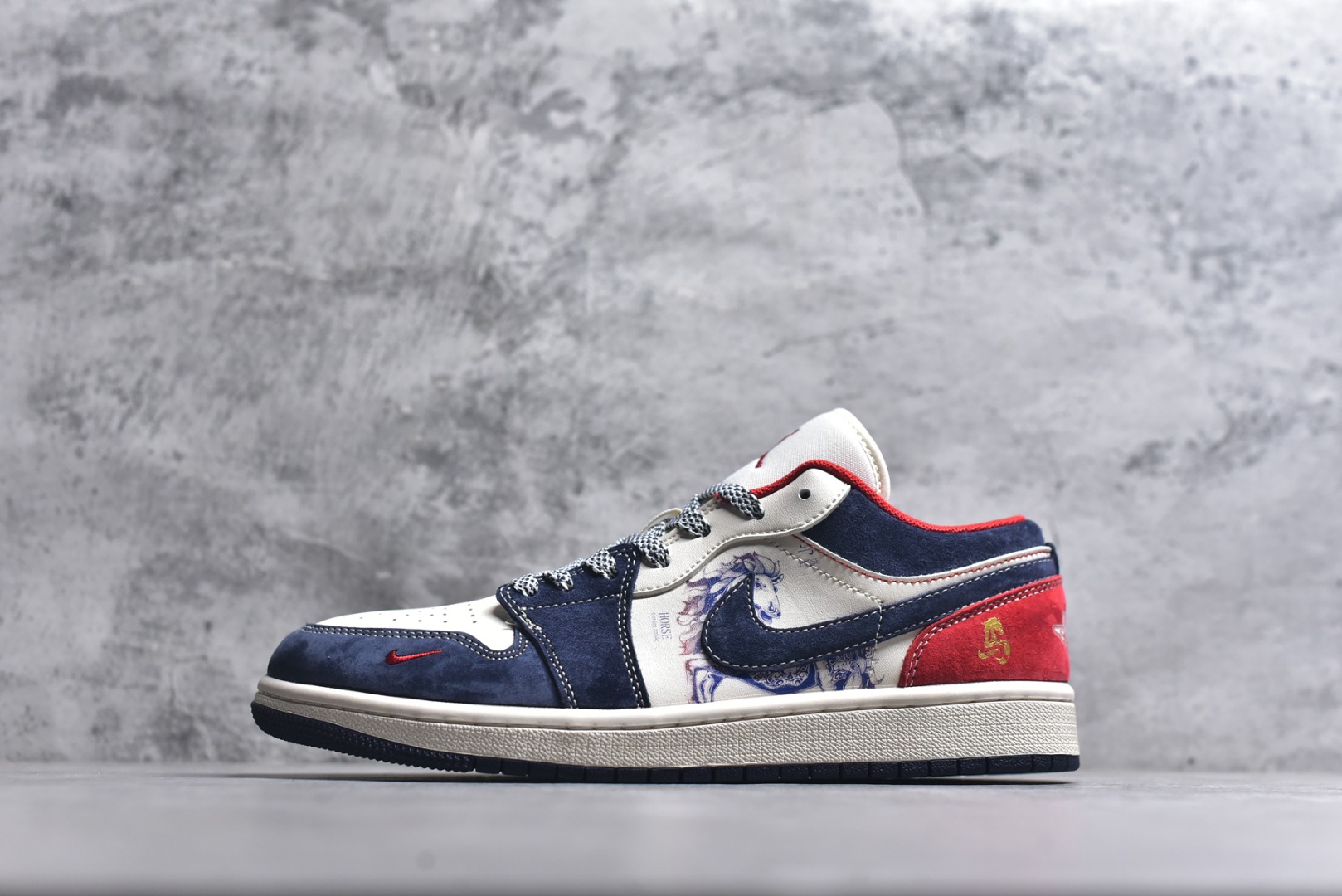 #龙马精神 潮范升级AIR JORDAN 1 以白蓝红拼接呈现层次感，鞋身骏马刺绣与水墨风马纹印花，将国风“龙马精神”融入街头潮鞋。翻毛皮与皮革材质碰撞出丰富质感，可拆卸红色织带与金属扣细节拉满，既保留AJ1的经典基因，又注入马年专属仪式感。是潮人解锁新年穿搭的不二之选，回头率直接拉满。 货号：JY6988-135 尺码：36 36.5 37.5 38 38.5 39 40 40.5 41 42 42.5 43 44 44.5 45-选品中心