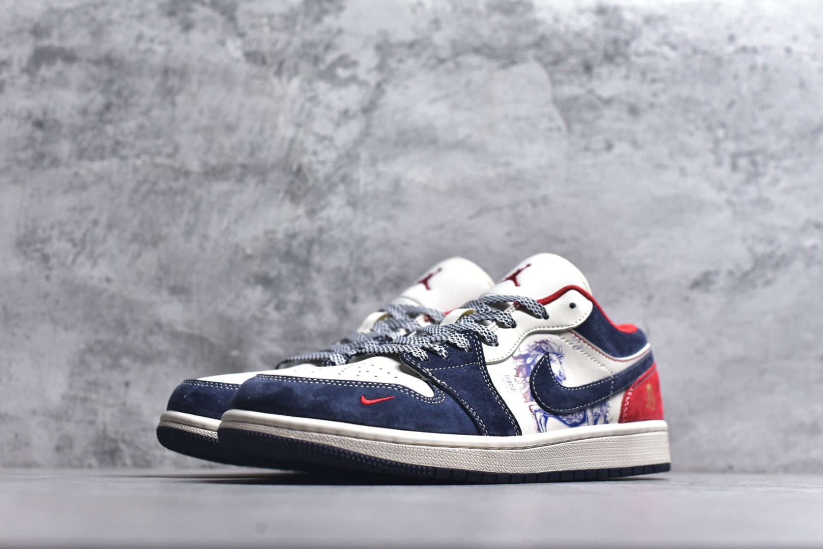 图片[2]-#龙马精神 潮范升级AIR JORDAN 1 以白蓝红拼接呈现层次感，鞋身骏马刺绣与水墨风马纹印花，将国风“龙马精神”融入街头潮鞋。翻毛皮与皮革材质碰撞出丰富质感，可拆卸红色织带与金属扣细节拉满，既保留AJ1的经典基因，又注入马年专属仪式感。是潮人解锁新年穿搭的不二之选，回头率直接拉满。 货号：JY6988-135 尺码：36 36.5 37.5 38 38.5 39 40 40.5 41 42 42.5 43 44 44.5 45-选品中心