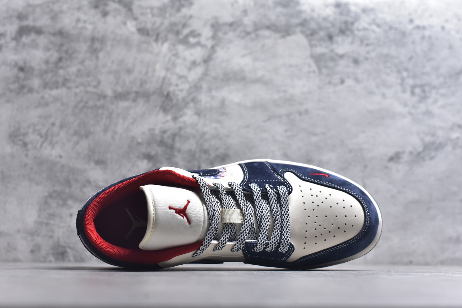 图片[4]-#龙马精神 潮范升级AIR JORDAN 1 以白蓝红拼接呈现层次感，鞋身骏马刺绣与水墨风马纹印花，将国风“龙马精神”融入街头潮鞋。翻毛皮与皮革材质碰撞出丰富质感，可拆卸红色织带与金属扣细节拉满，既保留AJ1的经典基因，又注入马年专属仪式感。是潮人解锁新年穿搭的不二之选，回头率直接拉满。 货号：JY6988-135 尺码：36 36.5 37.5 38 38.5 39 40 40.5 41 42 42.5 43 44 44.5 45-选品中心