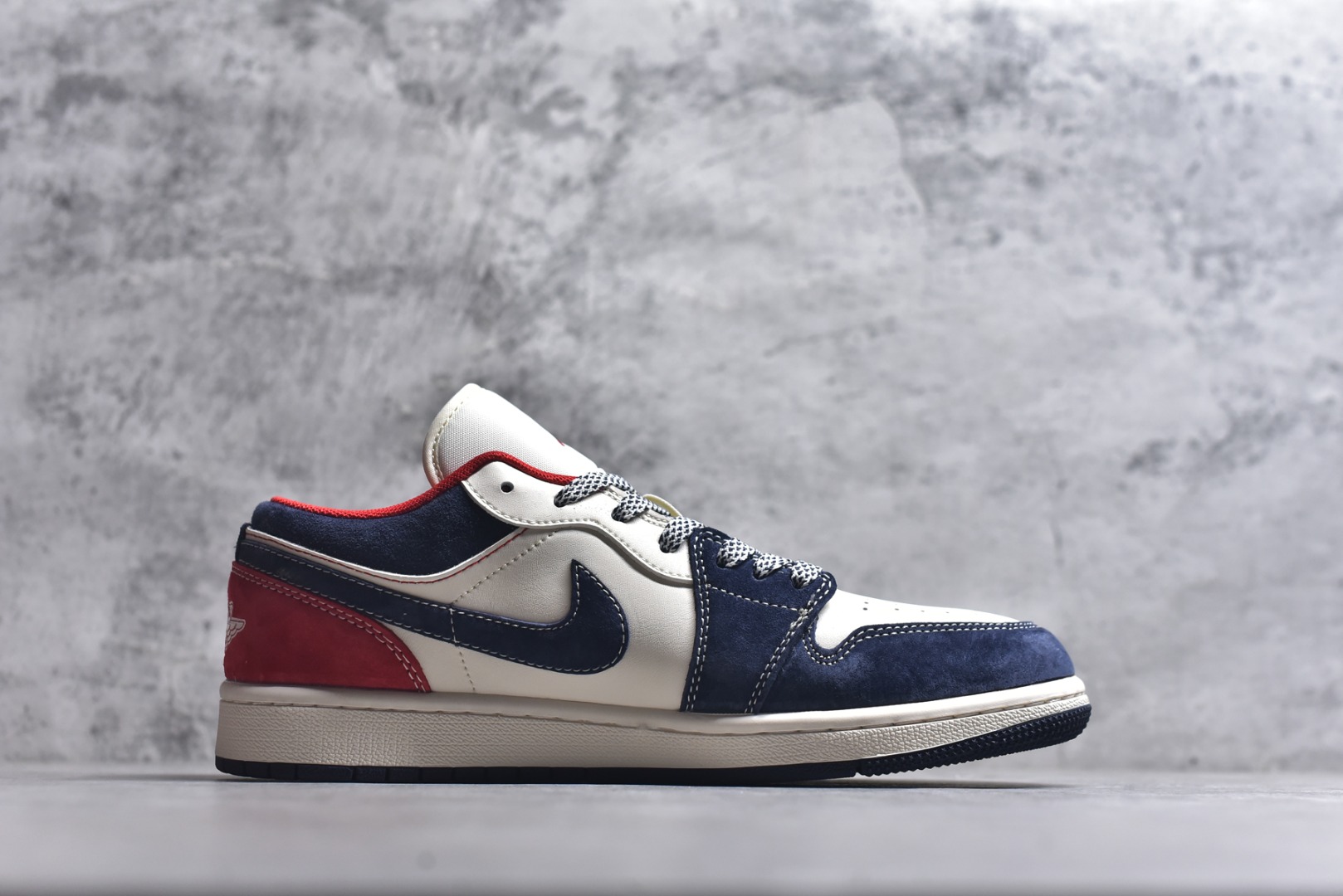 图片[3]-#龙马精神 潮范升级AIR JORDAN 1 以白蓝红拼接呈现层次感，鞋身骏马刺绣与水墨风马纹印花，将国风“龙马精神”融入街头潮鞋。翻毛皮与皮革材质碰撞出丰富质感，可拆卸红色织带与金属扣细节拉满，既保留AJ1的经典基因，又注入马年专属仪式感。是潮人解锁新年穿搭的不二之选，回头率直接拉满。 货号：JY6988-135 尺码：36 36.5 37.5 38 38.5 39 40 40.5 41 42 42.5 43 44 44.5 45-选品中心