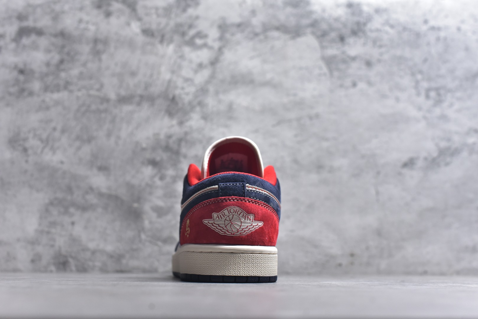 图片[5]-#龙马精神 潮范升级AIR JORDAN 1 以白蓝红拼接呈现层次感，鞋身骏马刺绣与水墨风马纹印花，将国风“龙马精神”融入街头潮鞋。翻毛皮与皮革材质碰撞出丰富质感，可拆卸红色织带与金属扣细节拉满，既保留AJ1的经典基因，又注入马年专属仪式感。是潮人解锁新年穿搭的不二之选，回头率直接拉满。 货号：JY6988-135 尺码：36 36.5 37.5 38 38.5 39 40 40.5 41 42 42.5 43 44 44.5 45-选品中心