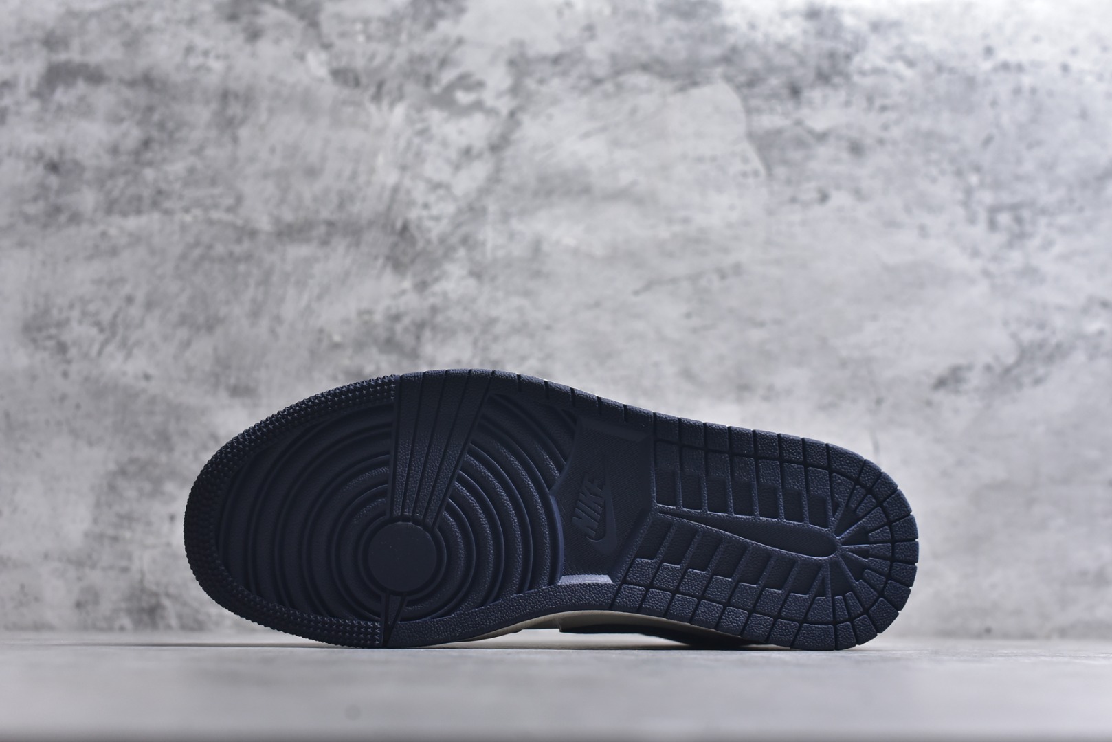 图片[6]-#龙马精神 潮范升级AIR JORDAN 1 以白蓝红拼接呈现层次感，鞋身骏马刺绣与水墨风马纹印花，将国风“龙马精神”融入街头潮鞋。翻毛皮与皮革材质碰撞出丰富质感，可拆卸红色织带与金属扣细节拉满，既保留AJ1的经典基因，又注入马年专属仪式感。是潮人解锁新年穿搭的不二之选，回头率直接拉满。 货号：JY6988-135 尺码：36 36.5 37.5 38 38.5 39 40 40.5 41 42 42.5 43 44 44.5 45-选品中心