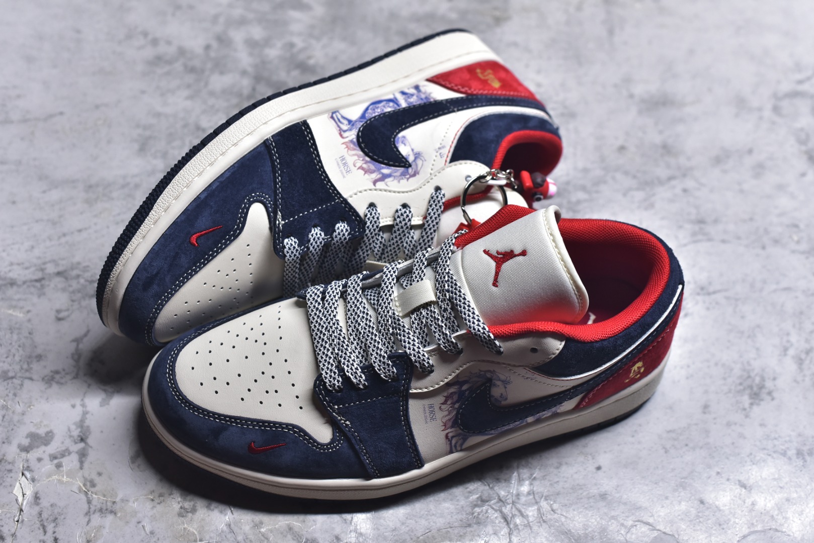 图片[7]-#龙马精神 潮范升级AIR JORDAN 1 以白蓝红拼接呈现层次感，鞋身骏马刺绣与水墨风马纹印花，将国风“龙马精神”融入街头潮鞋。翻毛皮与皮革材质碰撞出丰富质感，可拆卸红色织带与金属扣细节拉满，既保留AJ1的经典基因，又注入马年专属仪式感。是潮人解锁新年穿搭的不二之选，回头率直接拉满。 货号：JY6988-135 尺码：36 36.5 37.5 38 38.5 39 40 40.5 41 42 42.5 43 44 44.5 45-选品中心