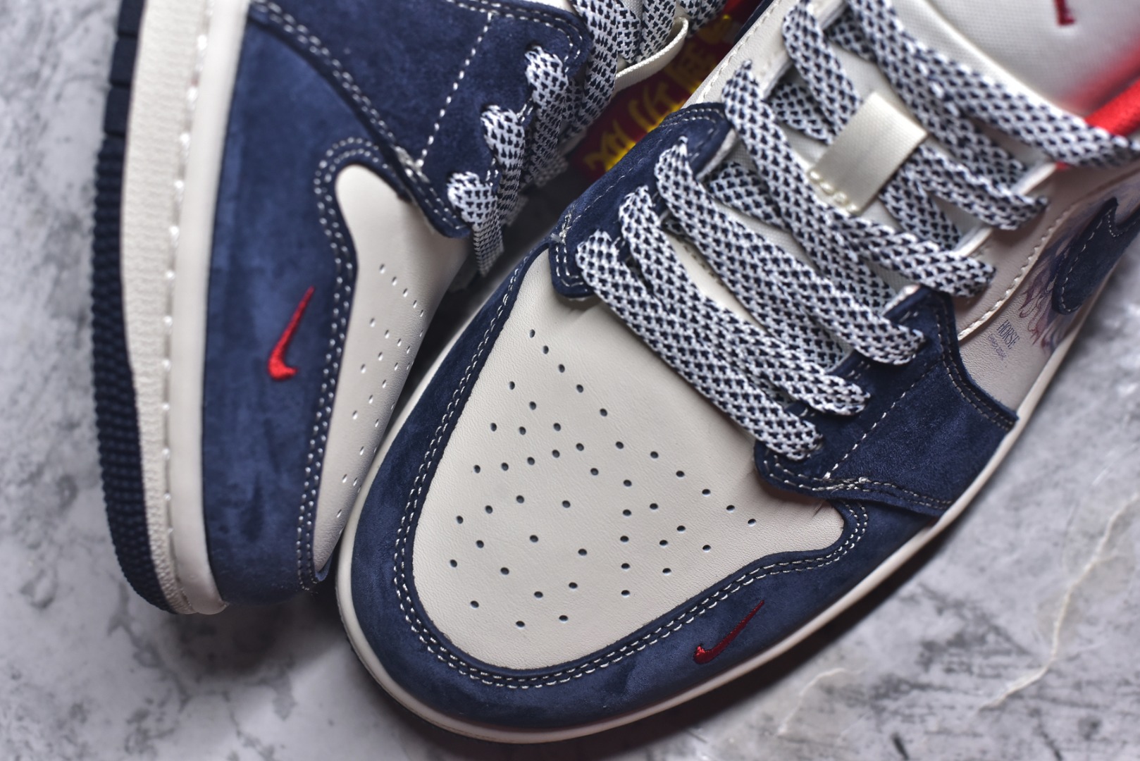 图片[8]-#龙马精神 潮范升级AIR JORDAN 1 以白蓝红拼接呈现层次感，鞋身骏马刺绣与水墨风马纹印花，将国风“龙马精神”融入街头潮鞋。翻毛皮与皮革材质碰撞出丰富质感，可拆卸红色织带与金属扣细节拉满，既保留AJ1的经典基因，又注入马年专属仪式感。是潮人解锁新年穿搭的不二之选，回头率直接拉满。 货号：JY6988-135 尺码：36 36.5 37.5 38 38.5 39 40 40.5 41 42 42.5 43 44 44.5 45-选品中心