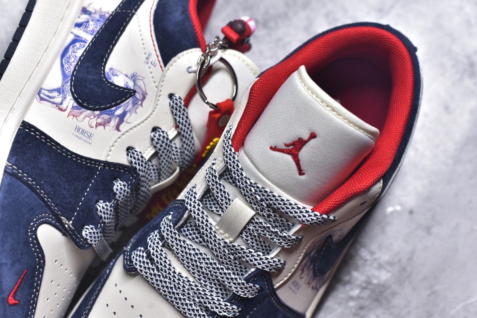 图片[9]-#龙马精神 潮范升级AIR JORDAN 1 以白蓝红拼接呈现层次感，鞋身骏马刺绣与水墨风马纹印花，将国风“龙马精神”融入街头潮鞋。翻毛皮与皮革材质碰撞出丰富质感，可拆卸红色织带与金属扣细节拉满，既保留AJ1的经典基因，又注入马年专属仪式感。是潮人解锁新年穿搭的不二之选，回头率直接拉满。 货号：JY6988-135 尺码：36 36.5 37.5 38 38.5 39 40 40.5 41 42 42.5 43 44 44.5 45-选品中心
