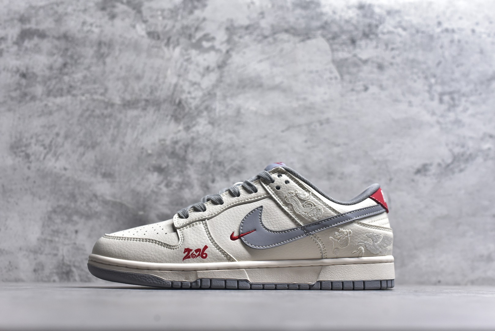 #2026新款定制限量发售❗️Nike SB Dunk Low“马年联名限定------白灰中国风”✨ 2026马年专属限定，米白+烟灰的低饱和配色，温柔又高级，自带国风滤镜！鞋身满印祥云奔马刺绣，鞋侧“2026”字样点缀，红勾Logo点睛，把新年仪式感穿在脚上。 #高端定制 低帮休闲板鞋 定制鞋盒 大厂纯原品质出货 超高清洁度 皮料切割干净无任何毛边 细节完美 货号：FF9989-024 尺码：36 36.5 37.5 38 38.5 39 40 40.5 41 42 42.5 43 44 44.5 45-选品中心