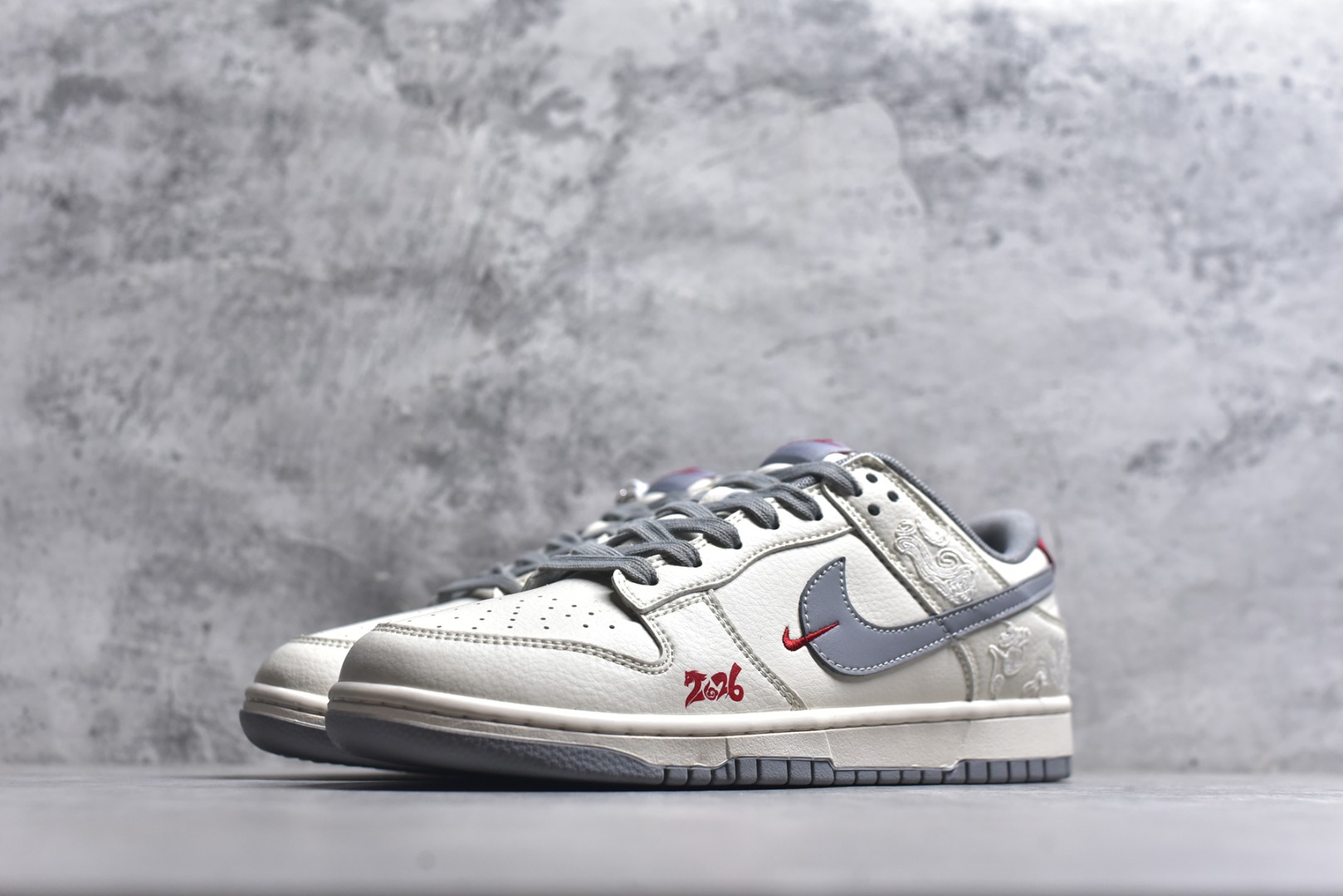 图片[2]-#2026新款定制限量发售❗️Nike SB Dunk Low“马年联名限定——白灰中国风”✨ 2026马年专属限定，米白+烟灰的低饱和配色，温柔又高级，自带国风滤镜！鞋身满印祥云奔马刺绣，鞋侧“2026”字样点缀，红勾Logo点睛，把新年仪式感穿在脚上。 #高端定制 低帮休闲板鞋 定制鞋盒 大厂纯原品质出货 超高清洁度 皮料切割干净无任何毛边 细节完美 货号：FF9989-024 尺码：36 36.5 37.5 38 38.5 39 40 40.5 41 42 42.5 43 44 44.5 45-选品中心