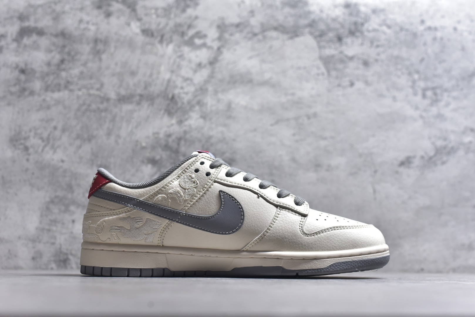 图片[3]-#2026新款定制限量发售❗️Nike SB Dunk Low“马年联名限定——白灰中国风”✨ 2026马年专属限定，米白+烟灰的低饱和配色，温柔又高级，自带国风滤镜！鞋身满印祥云奔马刺绣，鞋侧“2026”字样点缀，红勾Logo点睛，把新年仪式感穿在脚上。 #高端定制 低帮休闲板鞋 定制鞋盒 大厂纯原品质出货 超高清洁度 皮料切割干净无任何毛边 细节完美 货号：FF9989-024 尺码：36 36.5 37.5 38 38.5 39 40 40.5 41 42 42.5 43 44 44.5 45-选品中心