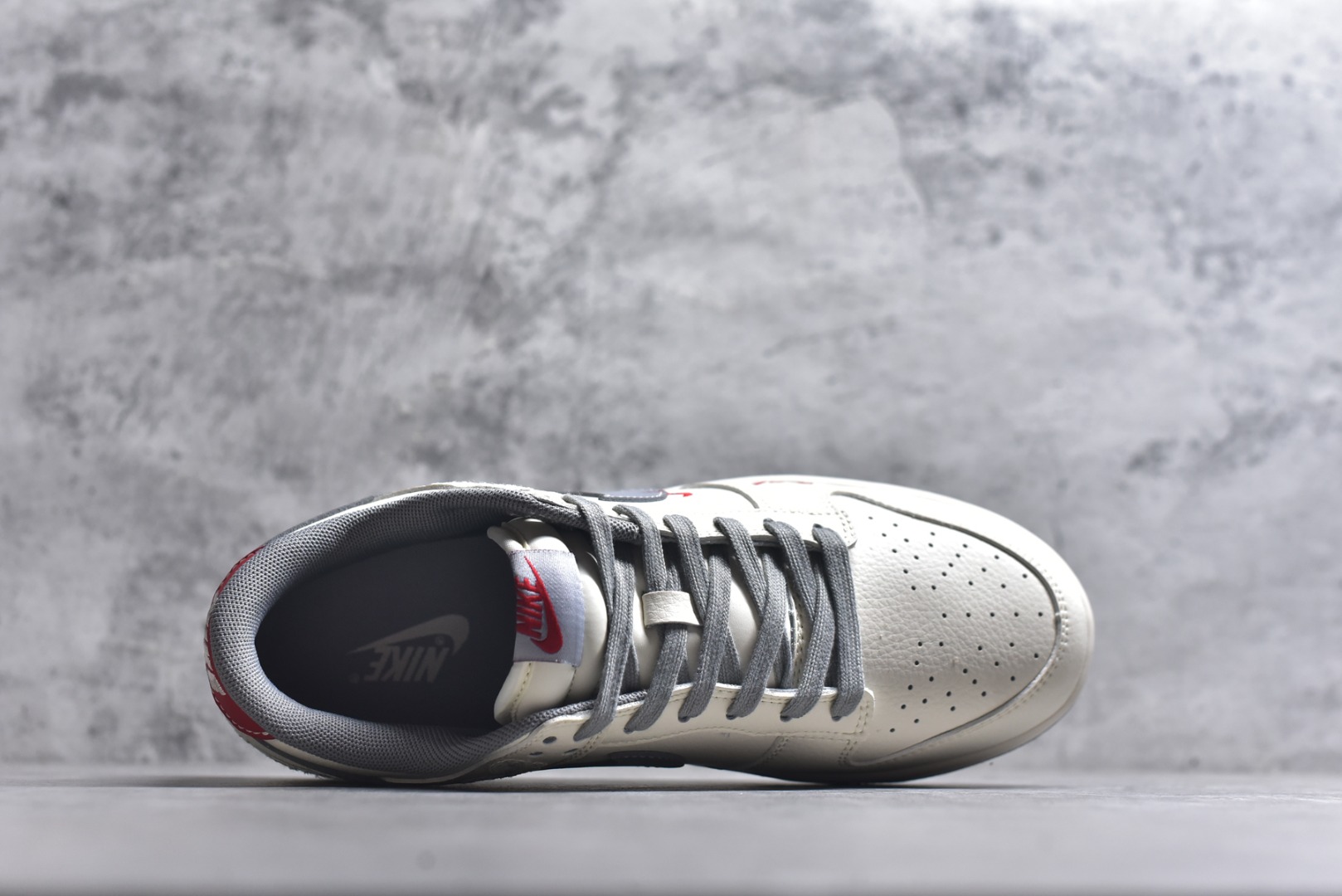 图片[4]-#2026新款定制限量发售❗️Nike SB Dunk Low“马年联名限定——白灰中国风”✨ 2026马年专属限定，米白+烟灰的低饱和配色，温柔又高级，自带国风滤镜！鞋身满印祥云奔马刺绣，鞋侧“2026”字样点缀，红勾Logo点睛，把新年仪式感穿在脚上。 #高端定制 低帮休闲板鞋 定制鞋盒 大厂纯原品质出货 超高清洁度 皮料切割干净无任何毛边 细节完美 货号：FF9989-024 尺码：36 36.5 37.5 38 38.5 39 40 40.5 41 42 42.5 43 44 44.5 45-选品中心