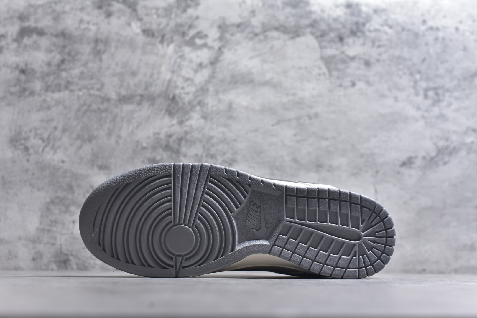 图片[6]-#2026新款定制限量发售❗️Nike SB Dunk Low“马年联名限定——白灰中国风”✨ 2026马年专属限定，米白+烟灰的低饱和配色，温柔又高级，自带国风滤镜！鞋身满印祥云奔马刺绣，鞋侧“2026”字样点缀，红勾Logo点睛，把新年仪式感穿在脚上。 #高端定制 低帮休闲板鞋 定制鞋盒 大厂纯原品质出货 超高清洁度 皮料切割干净无任何毛边 细节完美 货号：FF9989-024 尺码：36 36.5 37.5 38 38.5 39 40 40.5 41 42 42.5 43 44 44.5 45-选品中心