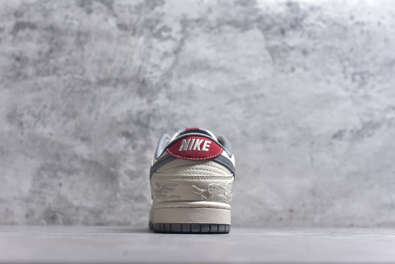 图片[5]-#2026新款定制限量发售❗️Nike SB Dunk Low“马年联名限定——白灰中国风”✨ 2026马年专属限定，米白+烟灰的低饱和配色，温柔又高级，自带国风滤镜！鞋身满印祥云奔马刺绣，鞋侧“2026”字样点缀，红勾Logo点睛，把新年仪式感穿在脚上。 #高端定制 低帮休闲板鞋 定制鞋盒 大厂纯原品质出货 超高清洁度 皮料切割干净无任何毛边 细节完美 货号：FF9989-024 尺码：36 36.5 37.5 38 38.5 39 40 40.5 41 42 42.5 43 44 44.5 45-选品中心