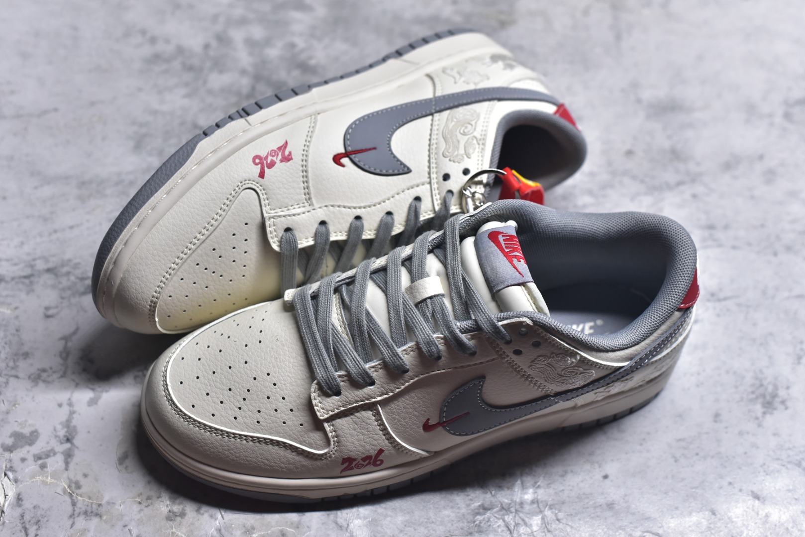 图片[7]-#2026新款定制限量发售❗️Nike SB Dunk Low“马年联名限定——白灰中国风”✨ 2026马年专属限定，米白+烟灰的低饱和配色，温柔又高级，自带国风滤镜！鞋身满印祥云奔马刺绣，鞋侧“2026”字样点缀，红勾Logo点睛，把新年仪式感穿在脚上。 #高端定制 低帮休闲板鞋 定制鞋盒 大厂纯原品质出货 超高清洁度 皮料切割干净无任何毛边 细节完美 货号：FF9989-024 尺码：36 36.5 37.5 38 38.5 39 40 40.5 41 42 42.5 43 44 44.5 45-选品中心