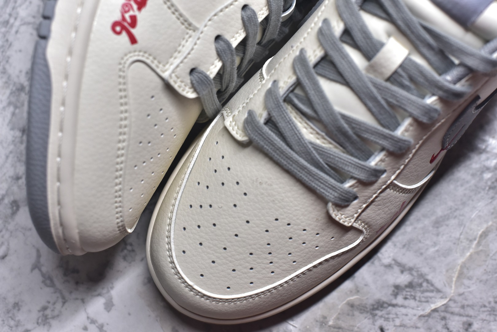 图片[8]-#2026新款定制限量发售❗️Nike SB Dunk Low“马年联名限定——白灰中国风”✨ 2026马年专属限定，米白+烟灰的低饱和配色，温柔又高级，自带国风滤镜！鞋身满印祥云奔马刺绣，鞋侧“2026”字样点缀，红勾Logo点睛，把新年仪式感穿在脚上。 #高端定制 低帮休闲板鞋 定制鞋盒 大厂纯原品质出货 超高清洁度 皮料切割干净无任何毛边 细节完美 货号：FF9989-024 尺码：36 36.5 37.5 38 38.5 39 40 40.5 41 42 42.5 43 44 44.5 45-选品中心