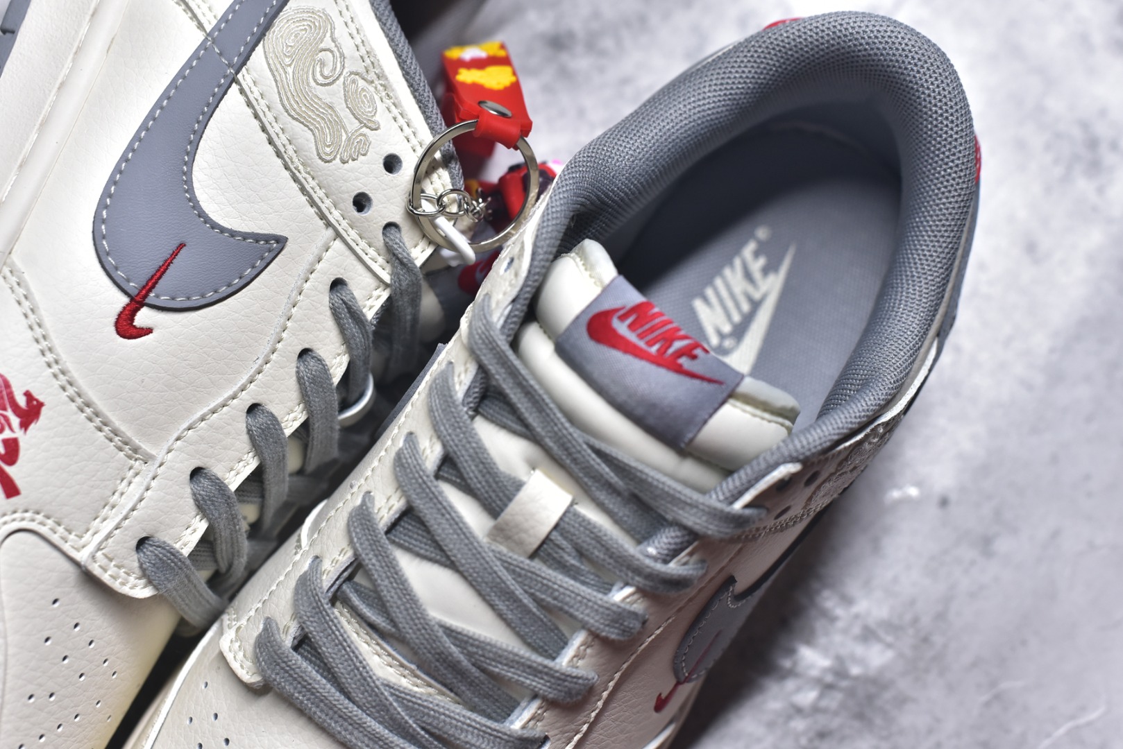 图片[9]-#2026新款定制限量发售❗️Nike SB Dunk Low“马年联名限定——白灰中国风”✨ 2026马年专属限定，米白+烟灰的低饱和配色，温柔又高级，自带国风滤镜！鞋身满印祥云奔马刺绣，鞋侧“2026”字样点缀，红勾Logo点睛，把新年仪式感穿在脚上。 #高端定制 低帮休闲板鞋 定制鞋盒 大厂纯原品质出货 超高清洁度 皮料切割干净无任何毛边 细节完美 货号：FF9989-024 尺码：36 36.5 37.5 38 38.5 39 40 40.5 41 42 42.5 43 44 44.5 45-选品中心